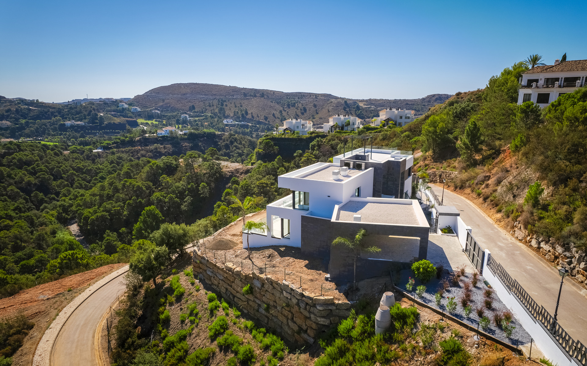 Villa moderne récemment achevée offrant une vue dégagée sur la verdure à Monte Mayor à Benahavis