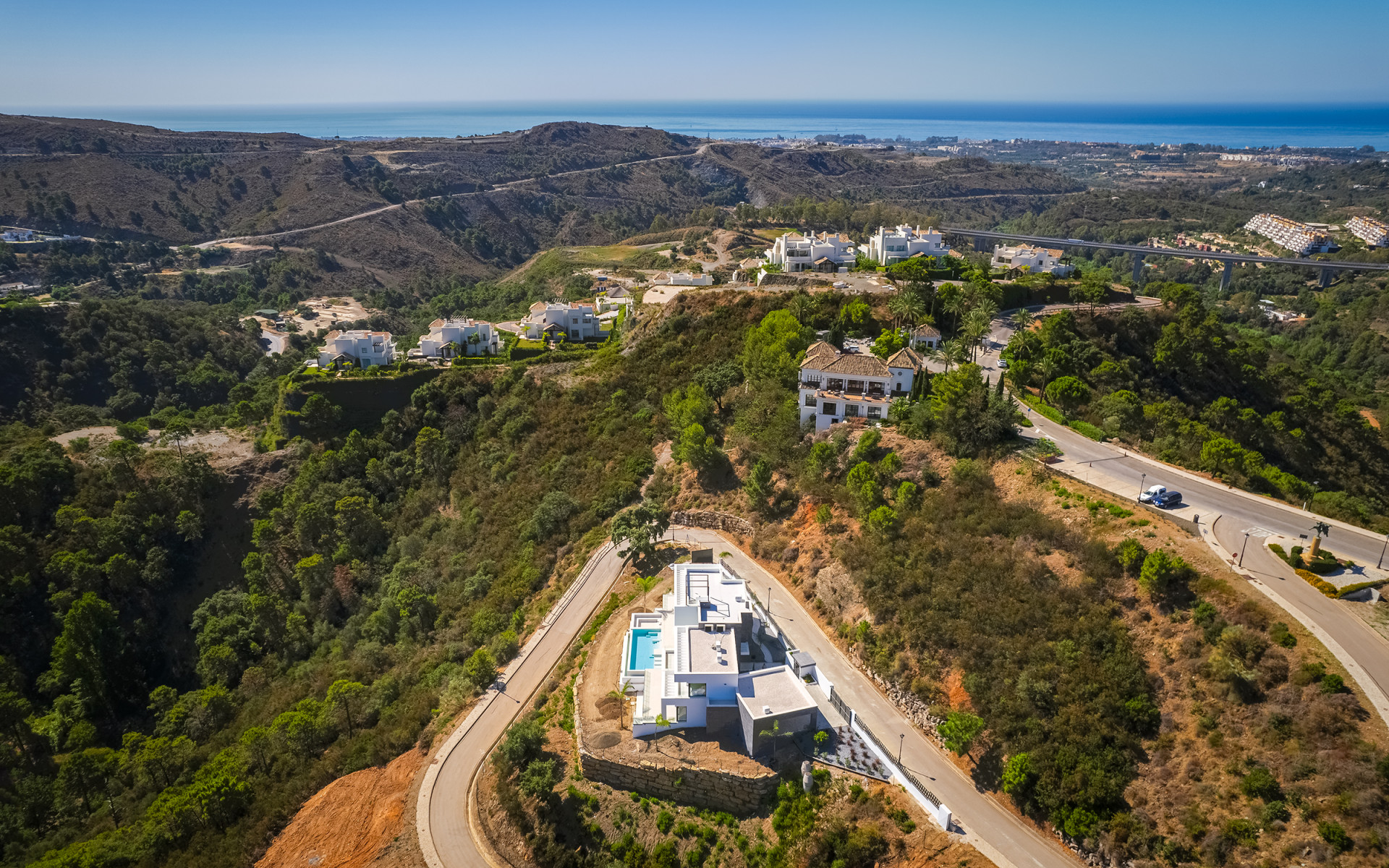 Villa moderne récemment achevée offrant une vue dégagée sur la verdure à Monte Mayor à Benahavis