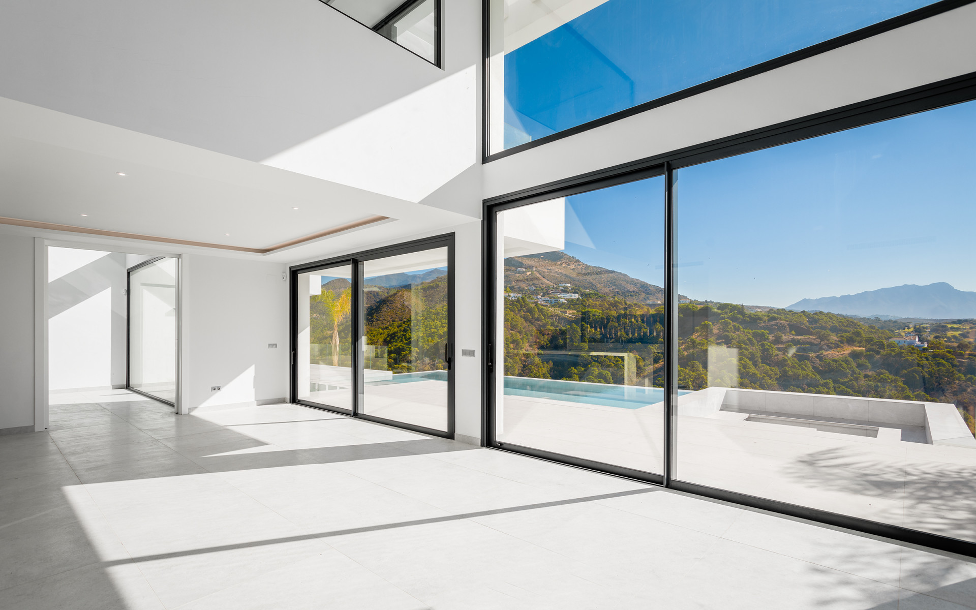 Villa moderne récemment achevée offrant une vue dégagée sur la verdure à Monte Mayor à Benahavis