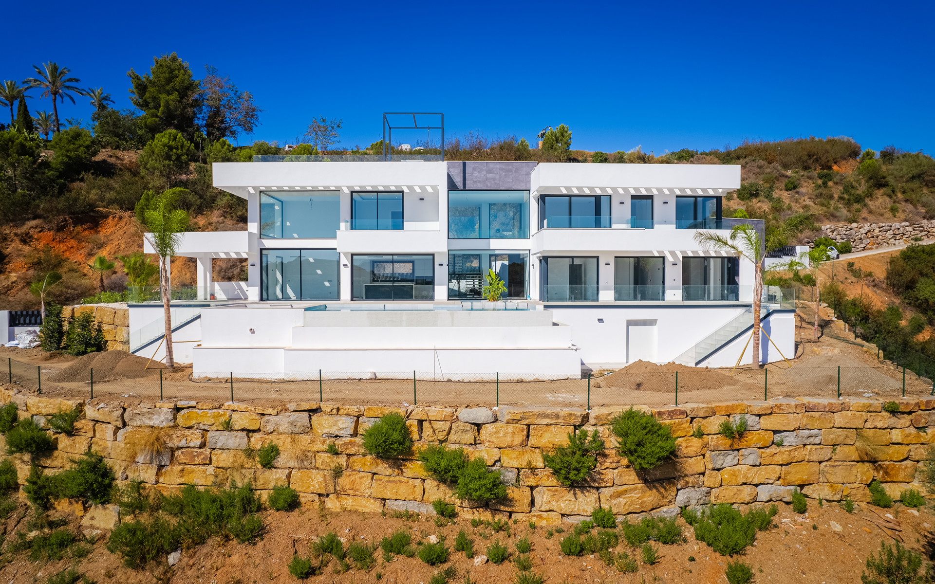 Villa moderne récemment achevée offrant une vue dégagée sur la verdure à Monte Mayor à Benahavis