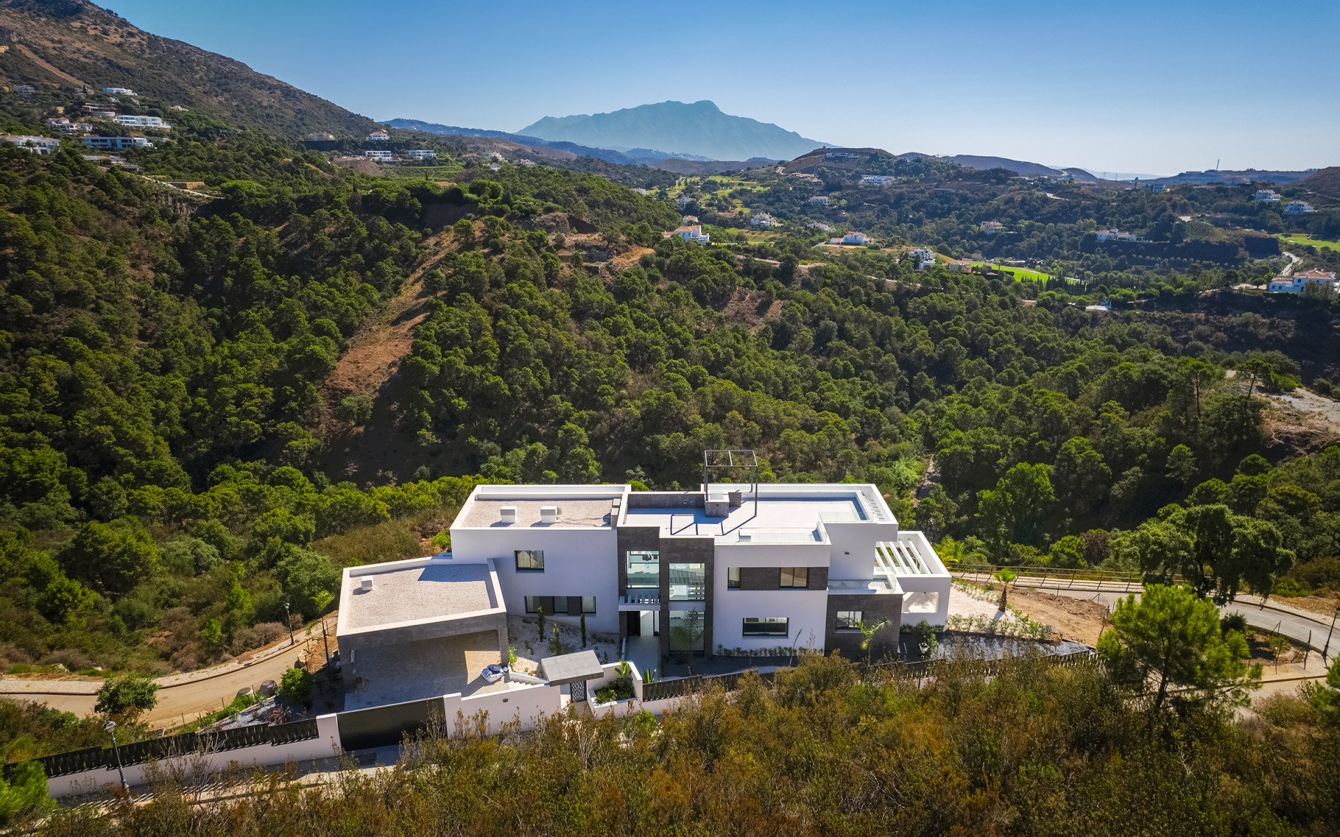 Villa moderne récemment achevée offrant une vue dégagée sur la verdure à Monte Mayor à Benahavis