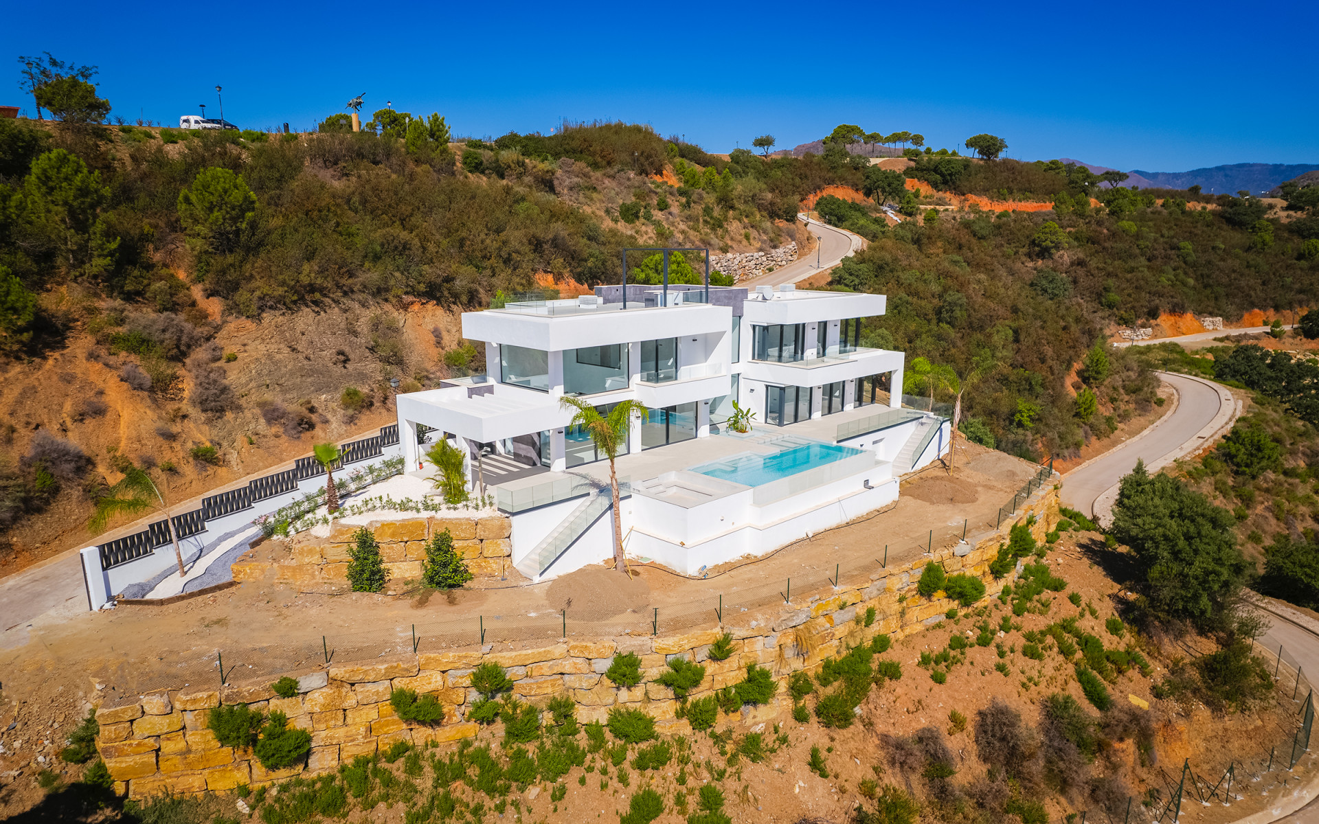 Villa moderne récemment achevée offrant une vue dégagée sur la verdure à Monte Mayor à Benahavis