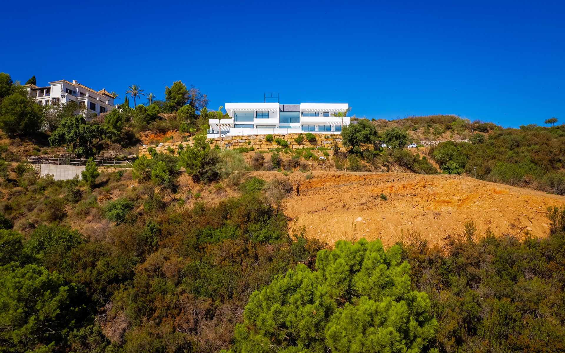 Villa moderne récemment achevée offrant une vue dégagée sur la verdure à Monte Mayor à Benahavis