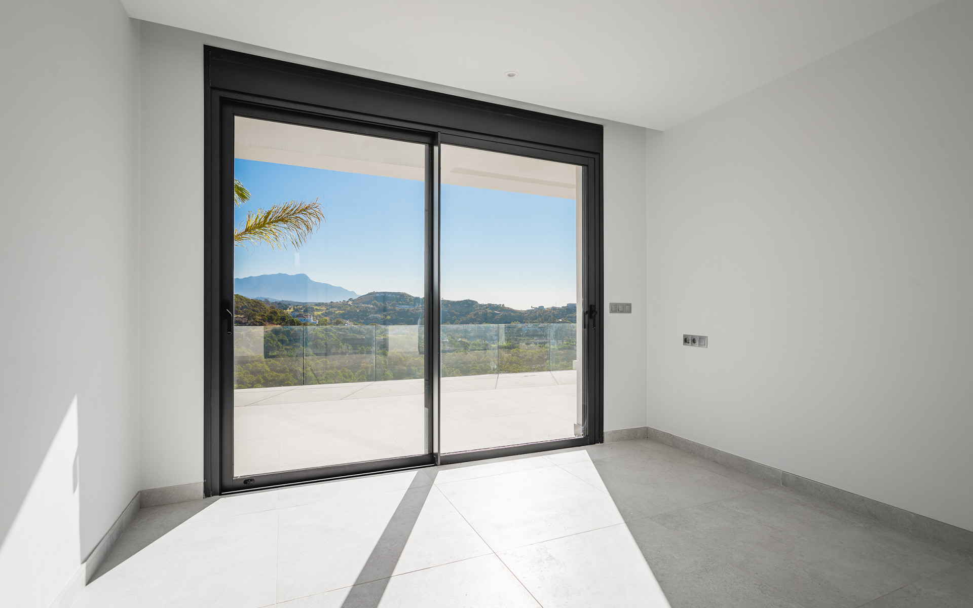 Villa moderne récemment achevée offrant une vue dégagée sur la verdure à Monte Mayor à Benahavis