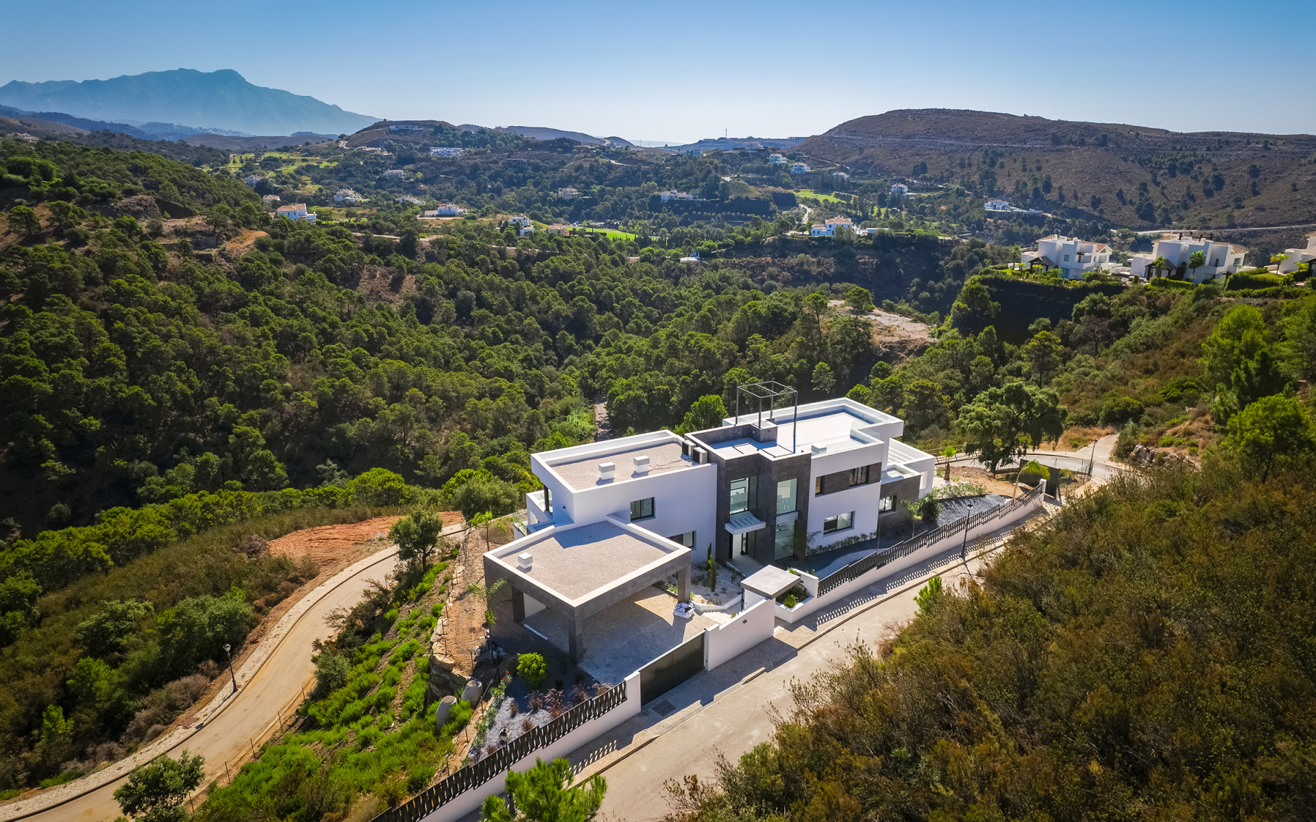 Villa moderne récemment achevée offrant une vue dégagée sur la verdure à Monte Mayor à Benahavis