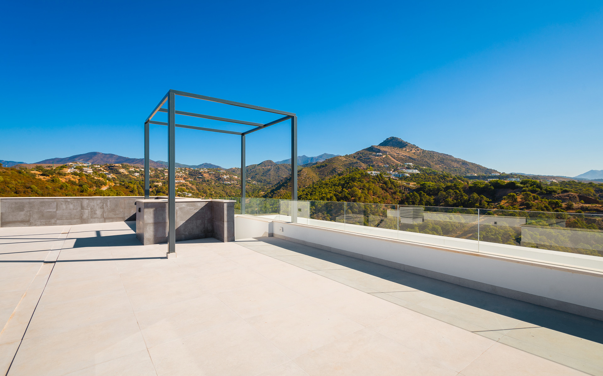 Villa moderne récemment achevée offrant une vue dégagée sur la verdure à Monte Mayor à Benahavis