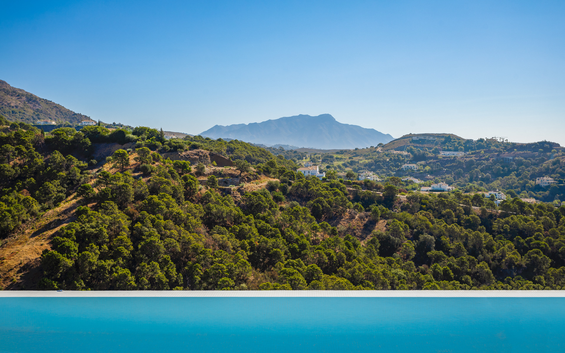 Villa moderne récemment achevée offrant une vue dégagée sur la verdure à Monte Mayor à Benahavis