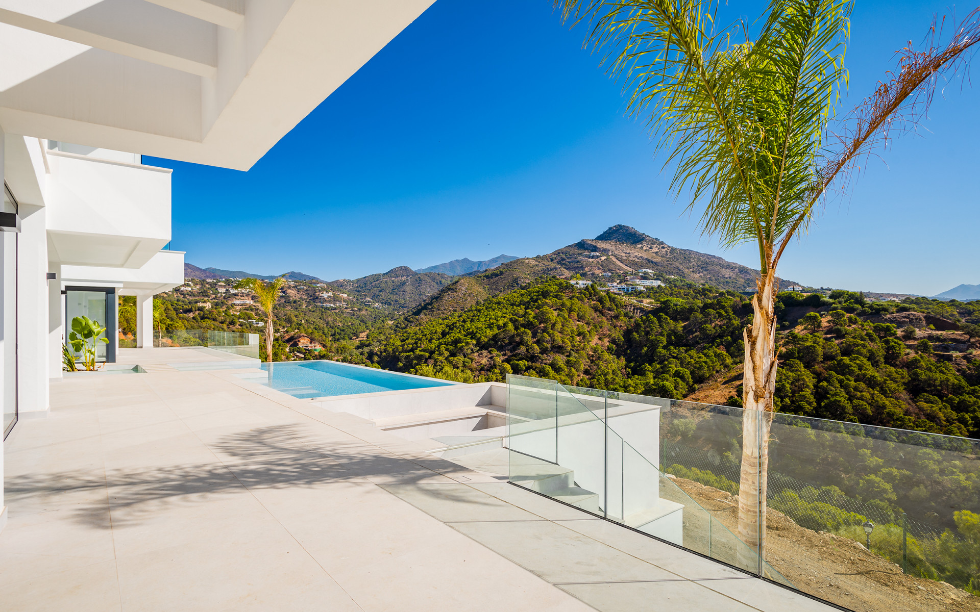 Villa moderne récemment achevée offrant une vue dégagée sur la verdure à Monte Mayor à Benahavis