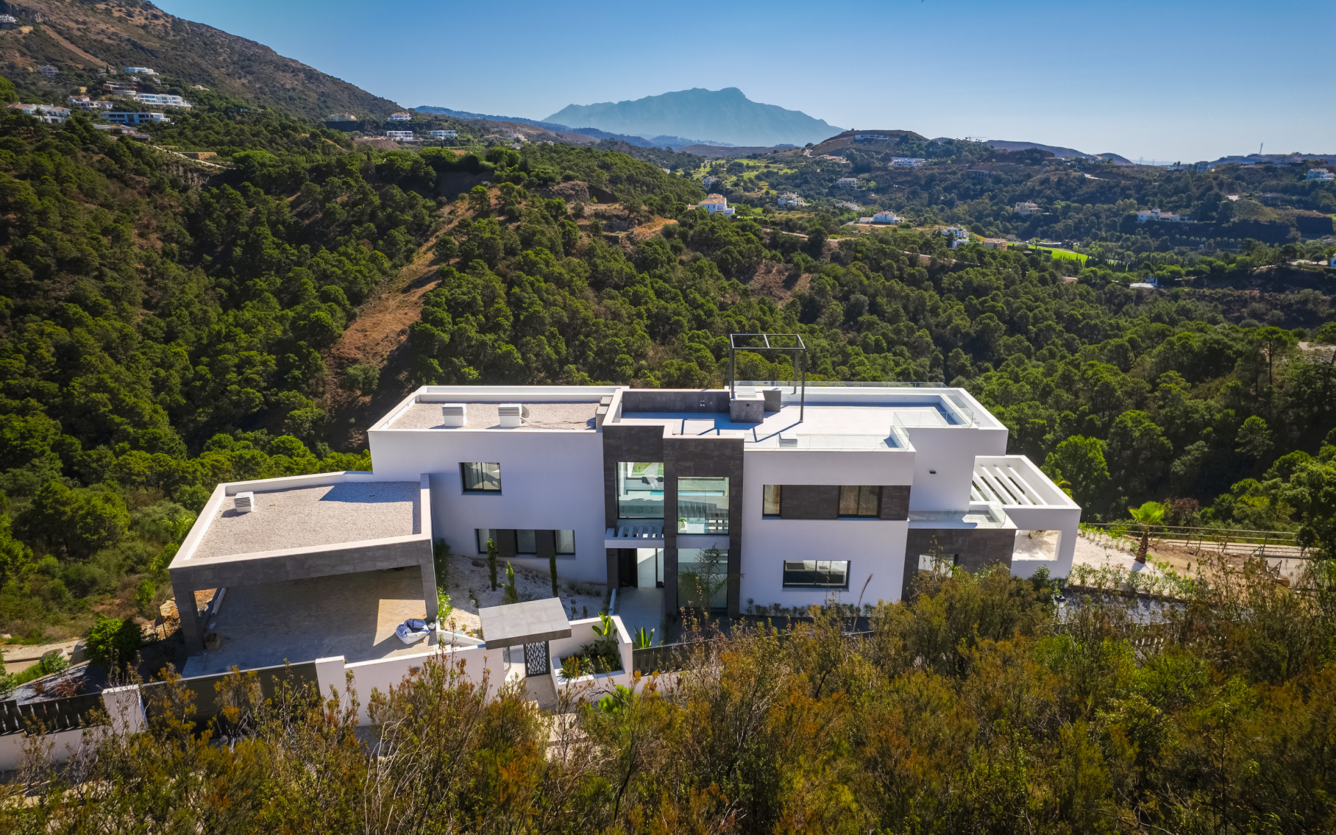 Villa moderne récemment achevée offrant une vue dégagée sur la verdure à Monte Mayor à Benahavis