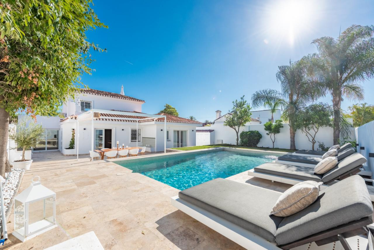 Villa for sale in <i>, </i>Nueva Andalucia