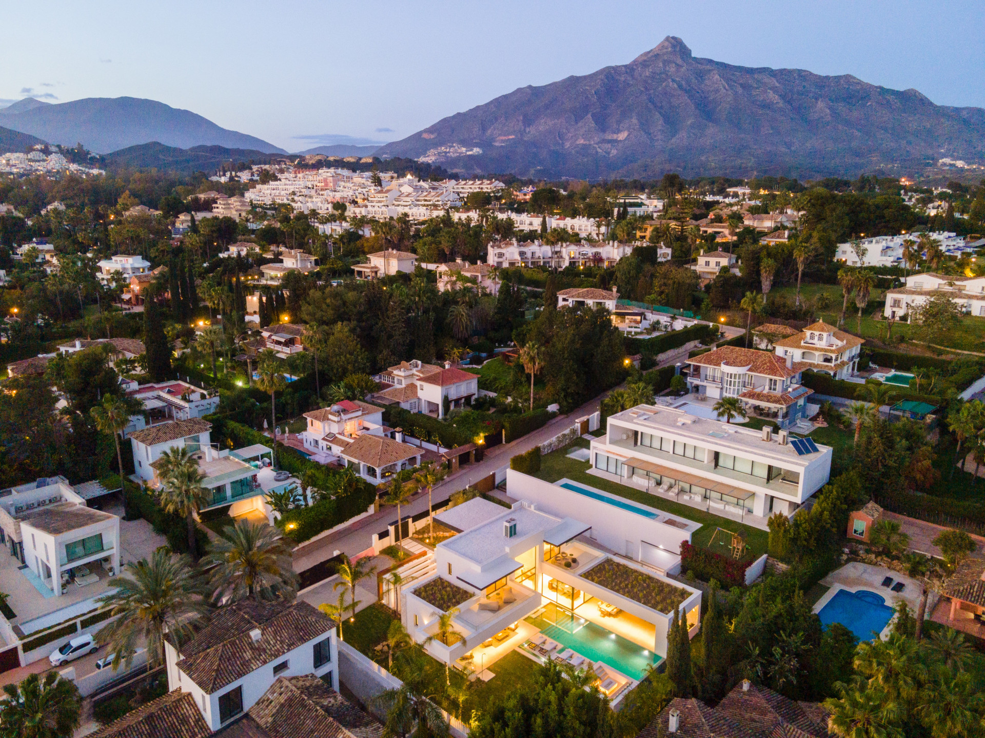 Moderne ruime villa met 5 slaapkamers in Nueva Andalucia