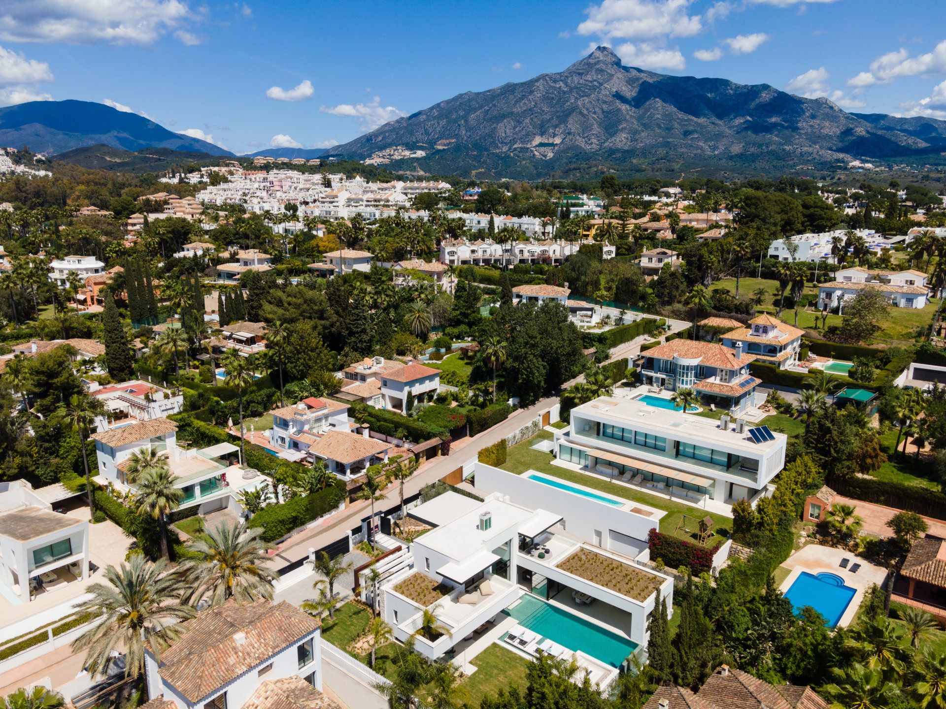 Moderne ruime villa met 5 slaapkamers in Nueva Andalucia