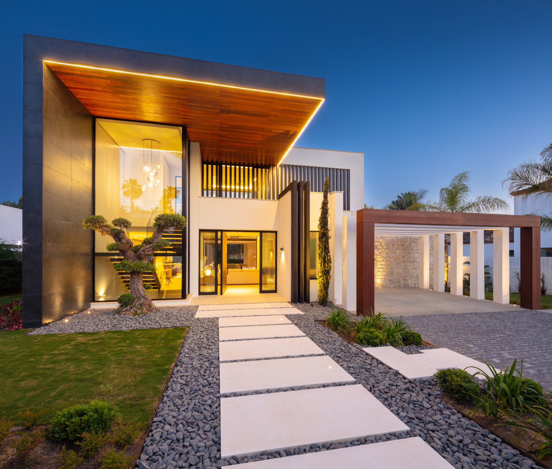 Moderne ruime villa met 5 slaapkamers in Nueva Andalucia