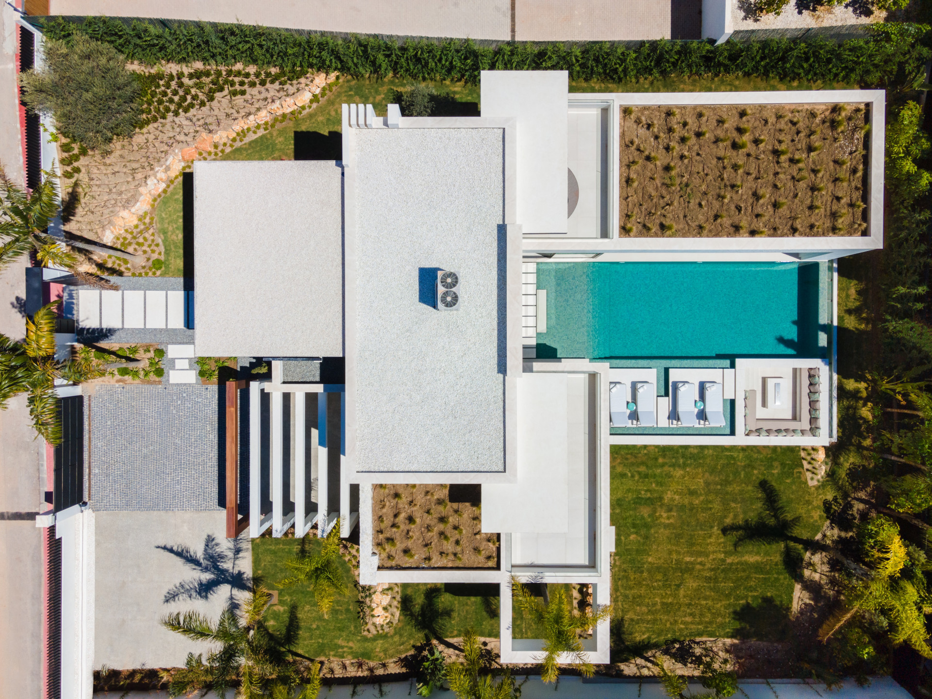 Moderne ruime villa met 5 slaapkamers in Nueva Andalucia