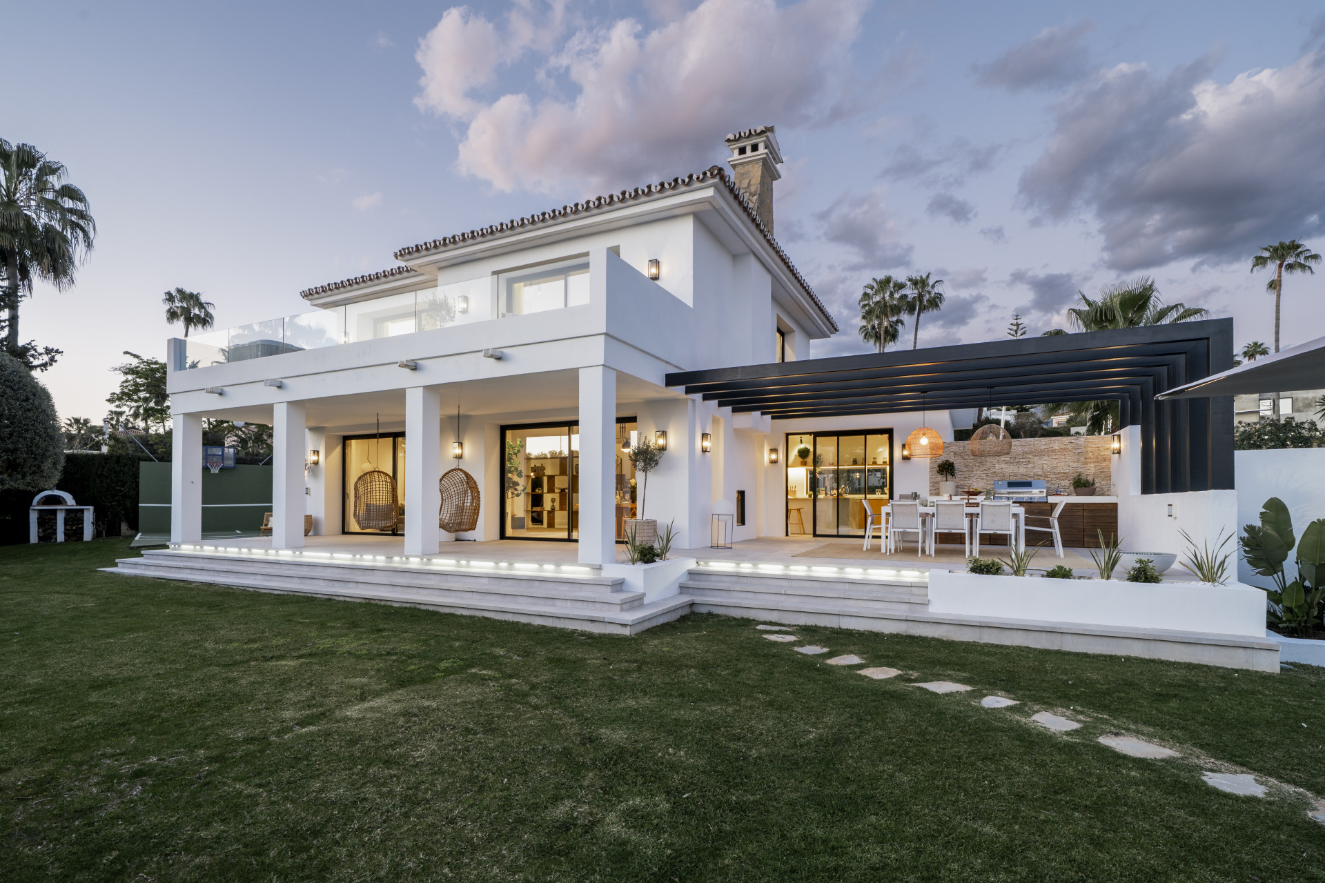 Gezinsvriendelijke villa met 5 slaapkamers in Nueva Andalucía met uitzicht op de golfbaan in Nueva Andalucia