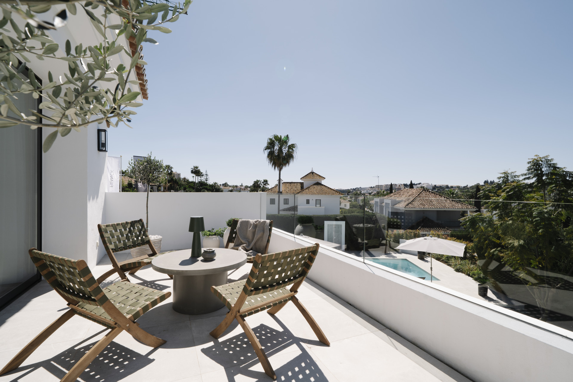 Gezinsvriendelijke villa met 5 slaapkamers in Nueva Andalucía met uitzicht op de golfbaan in Nueva Andalucia