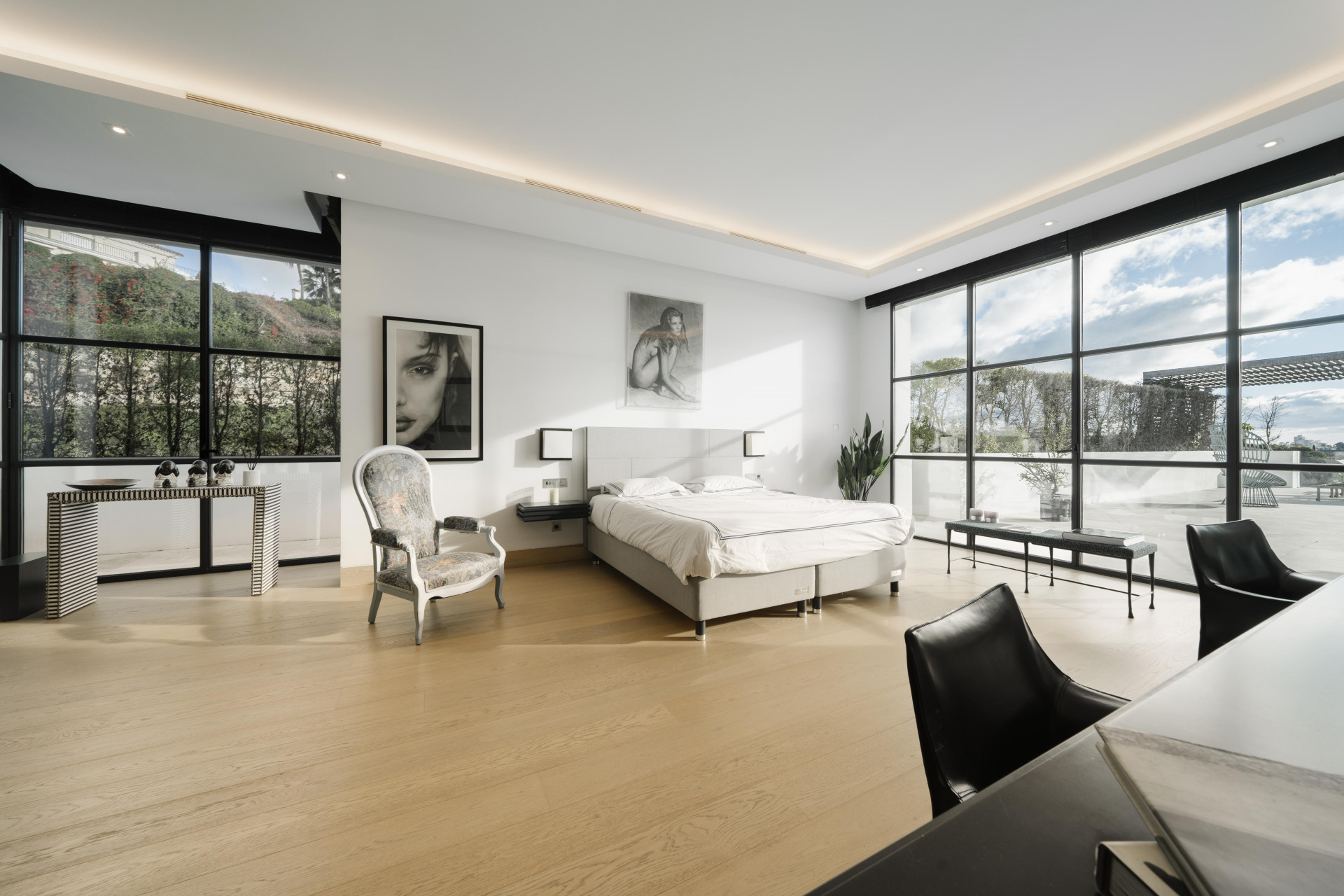 Exclusive 6-bed elegant villa with unmatched sea views in Los Flamingos in Benahavis