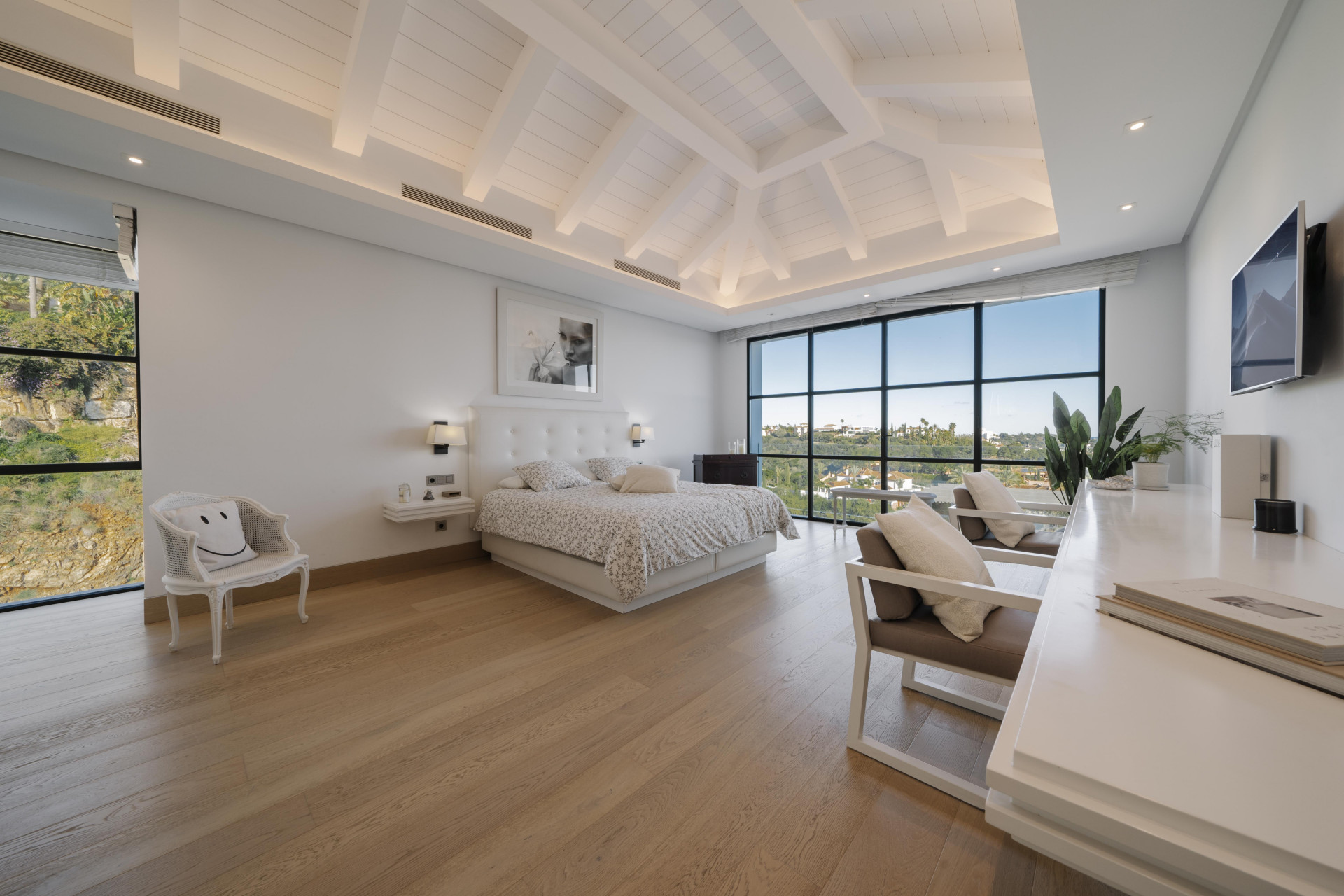 Exclusive 6-bed elegant villa with unmatched sea views in Los Flamingos in Benahavis