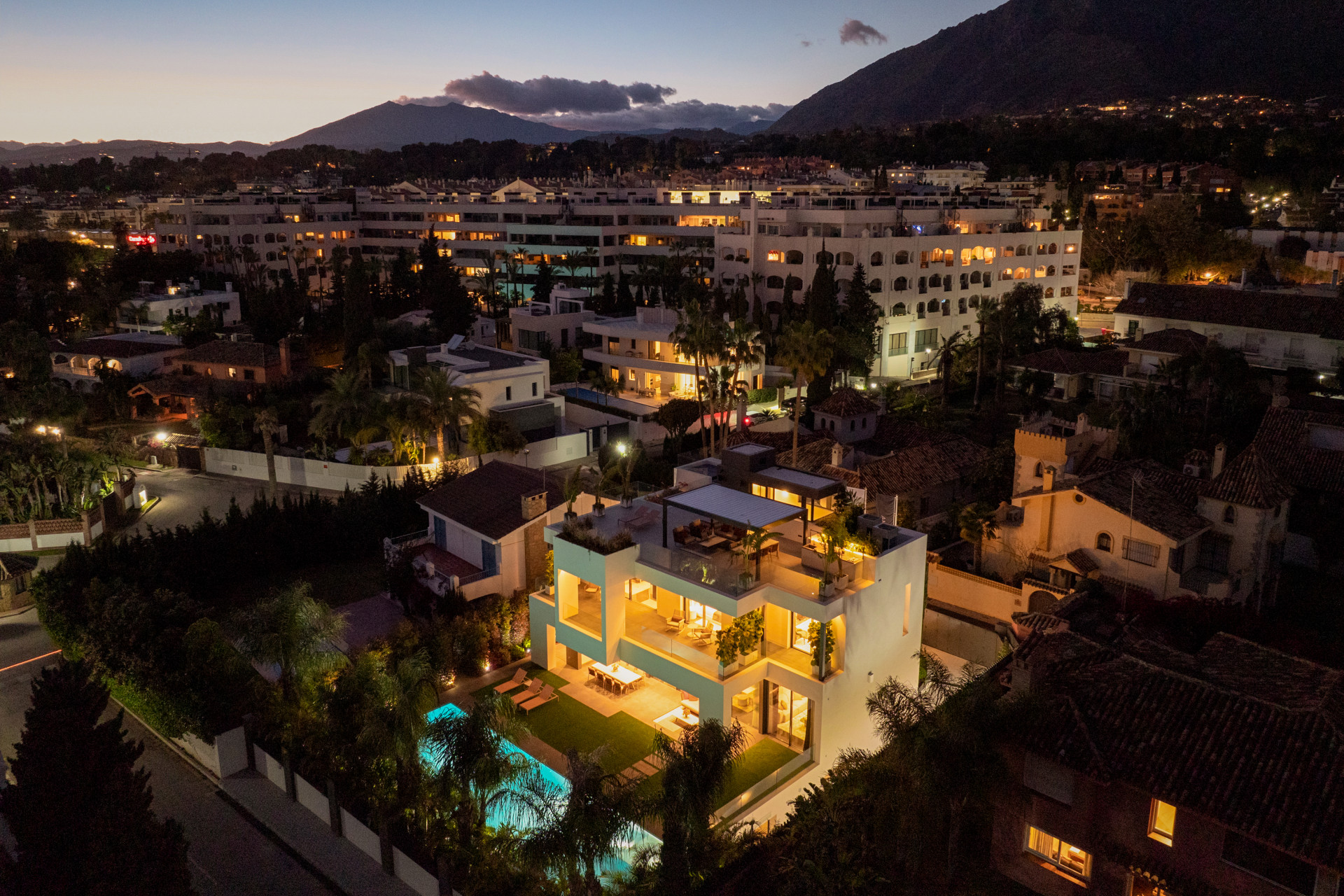 Villa for sale in <i>Casablanca, </i>Marbella Golden Mile