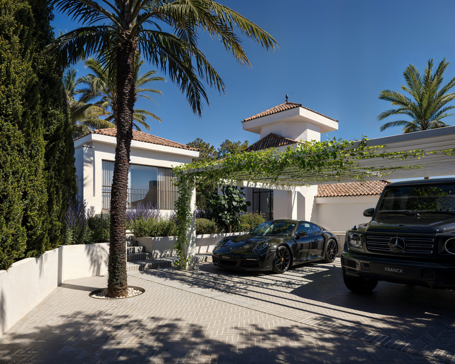 Scandinavisch geïnspireerde villa in de prestigieuze Los Naranjos Hill Club in Nueva Andalucia