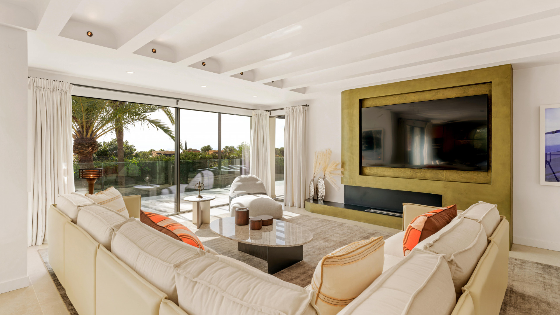 Situada en Nagüeles Marbella, esta villa ofrece vistas abiertas al Mediterráneo en Marbella Golden Mile