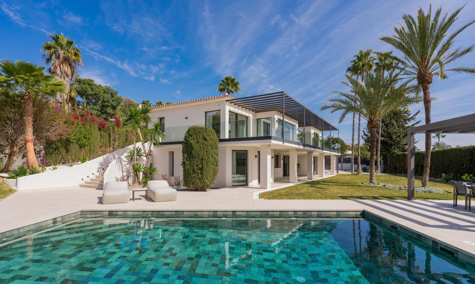 Situada en Nagüeles Marbella, esta villa ofrece vistas abiertas al Mediterráneo en Marbella Golden Mile