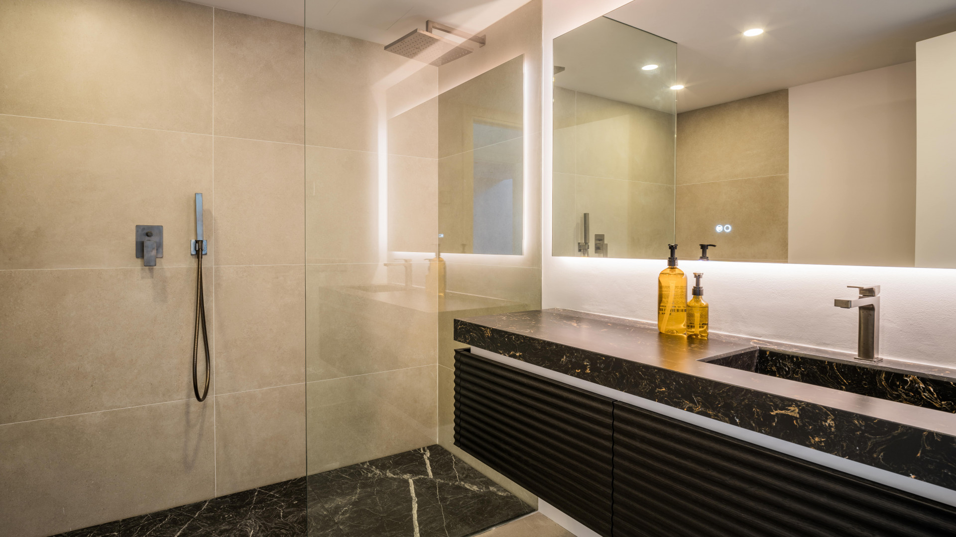 Situada en Nagüeles Marbella, esta villa ofrece vistas abiertas al Mediterráneo en Marbella Golden Mile