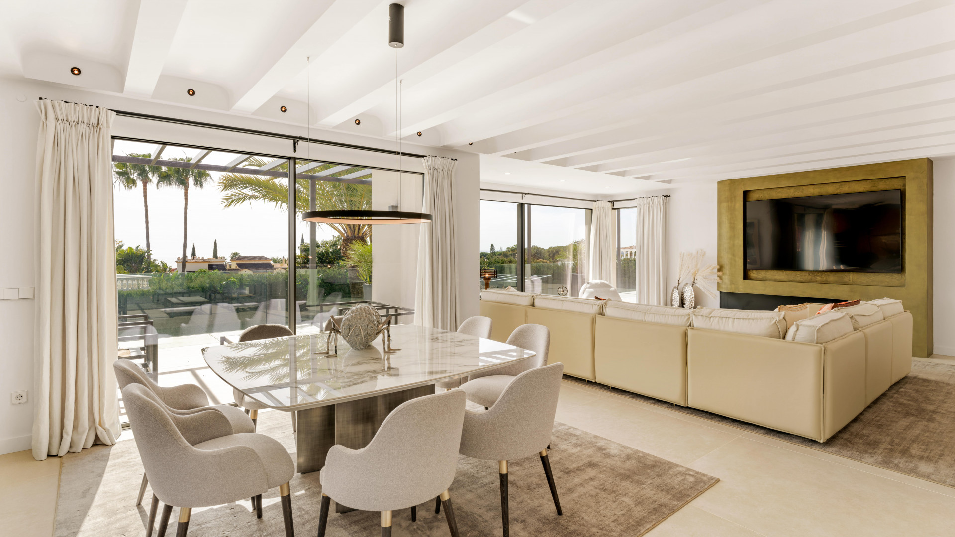 Situada en Nagüeles Marbella, esta villa ofrece vistas abiertas al Mediterráneo en Marbella Golden Mile