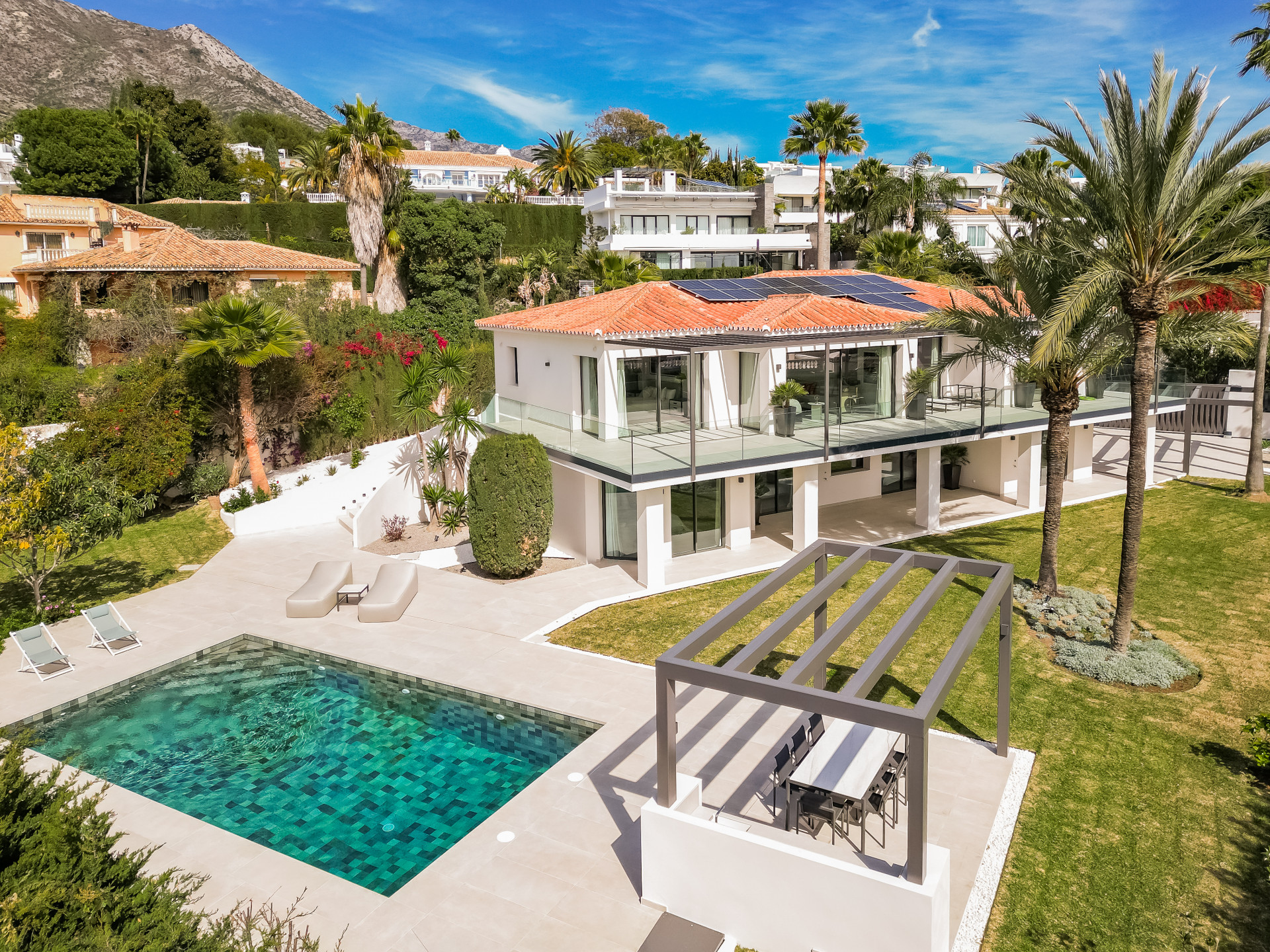 Situada en Nagüeles Marbella, esta villa ofrece vistas abiertas al Mediterráneo en Marbella Golden Mile