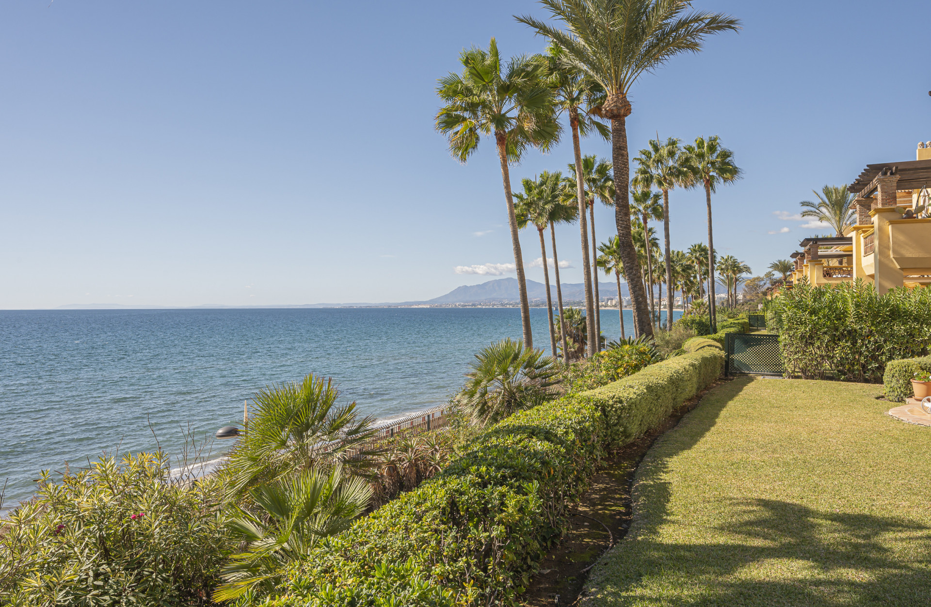 Exquisite beachfront 3 bed apartment in Río Real Playa in Marbella