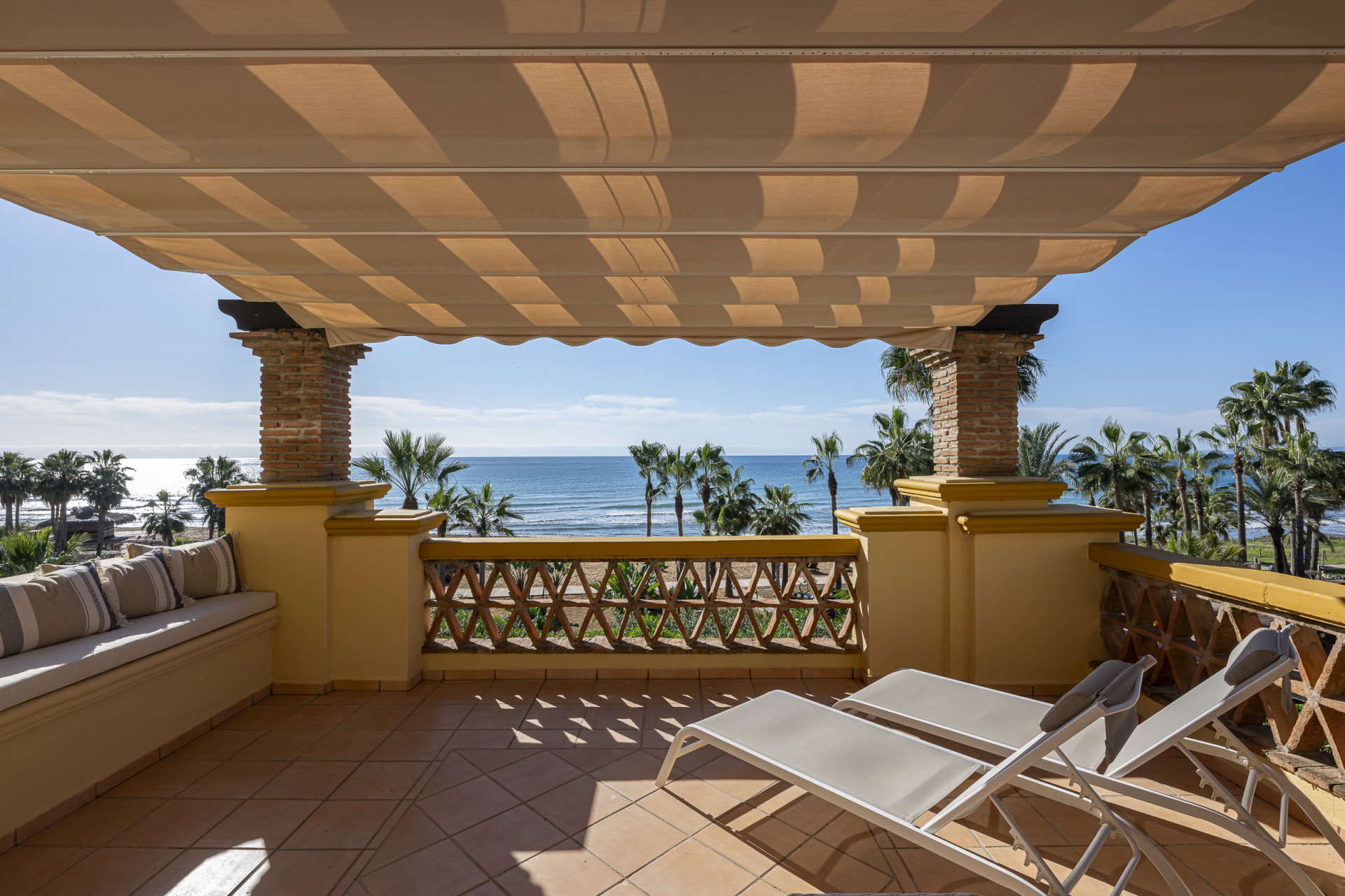 Exquisite beachfront 3 bed apartment in Río Real Playa in Marbella