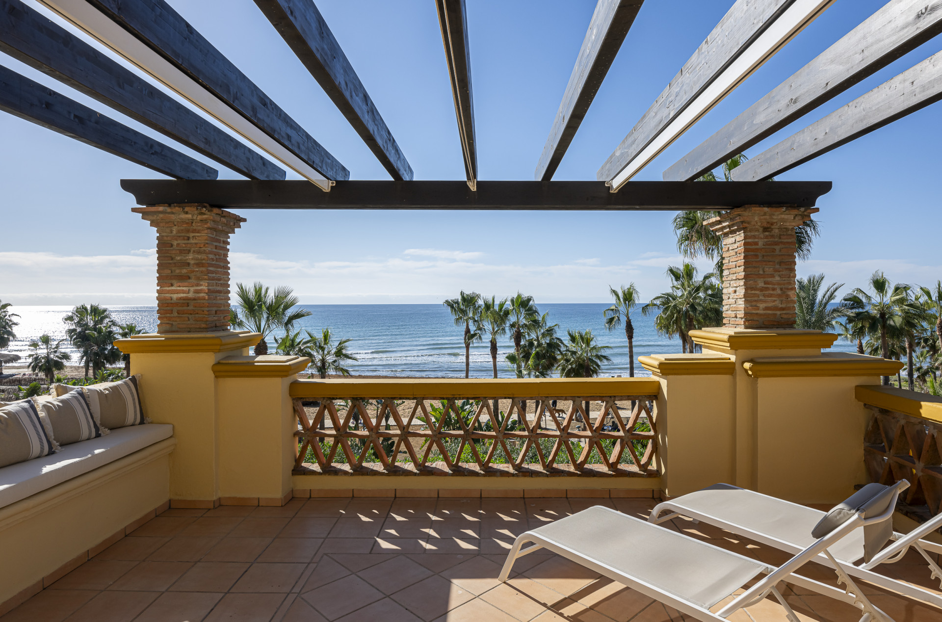 Exquisite beachfront 3 bed apartment in Río Real Playa in Marbella