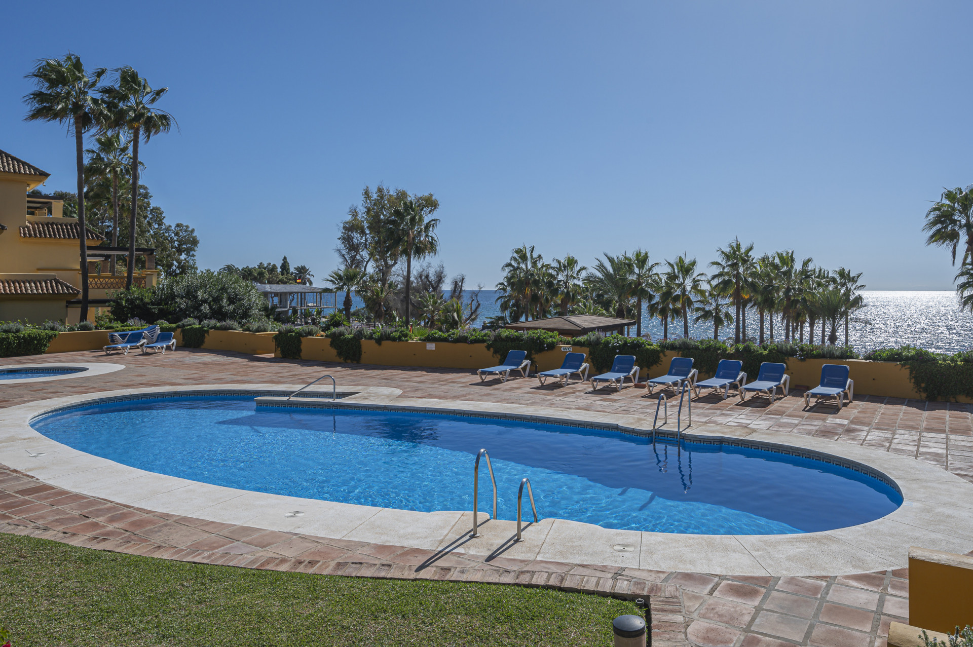 Exquisite beachfront 3 bed apartment in Río Real Playa in Marbella