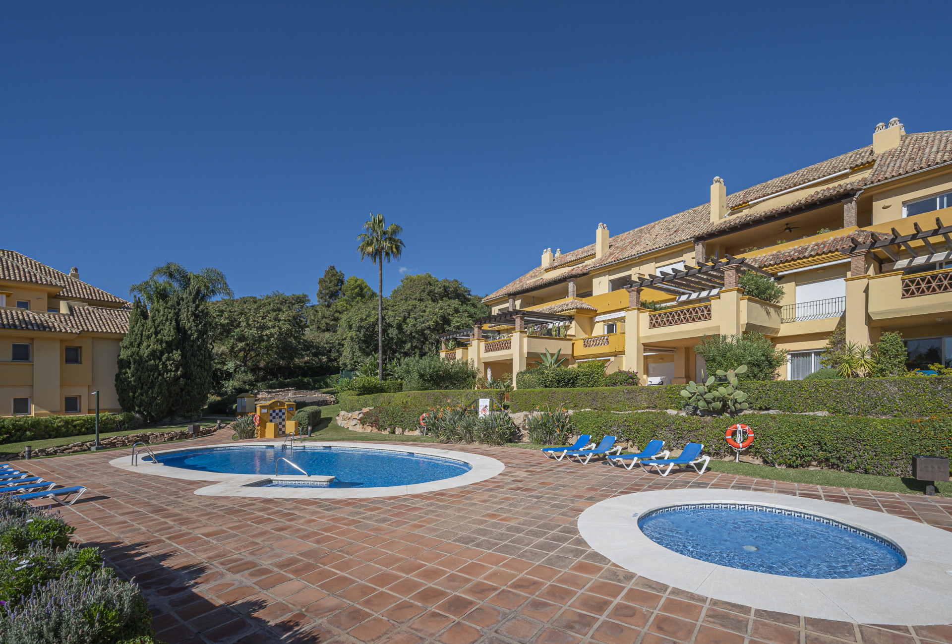 Exquisite beachfront 3 bed apartment in Río Real Playa in Marbella