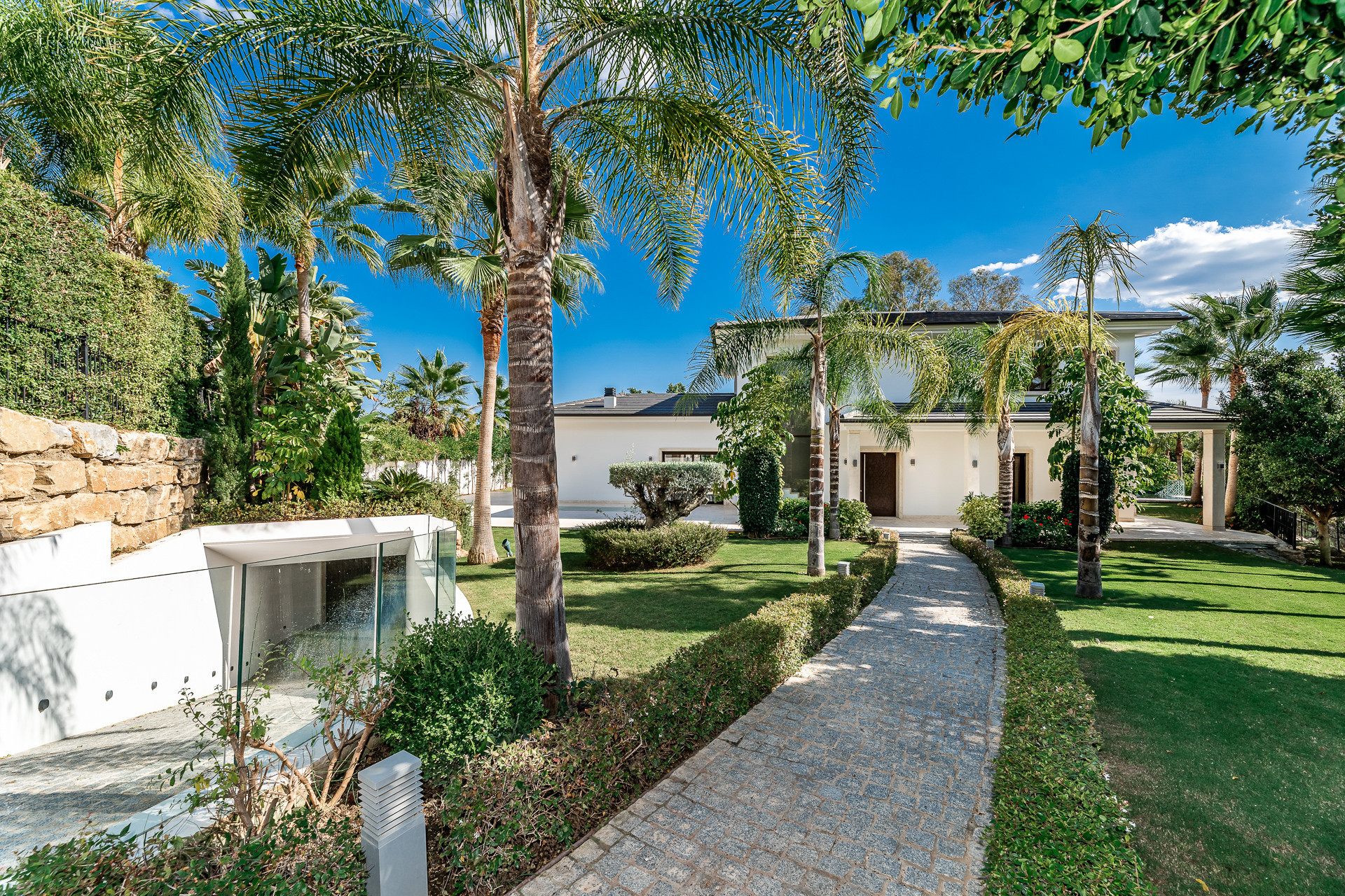 Impressive frontline golf villa in Los Naranjos Nueva Andalucía in Nueva Andalucia