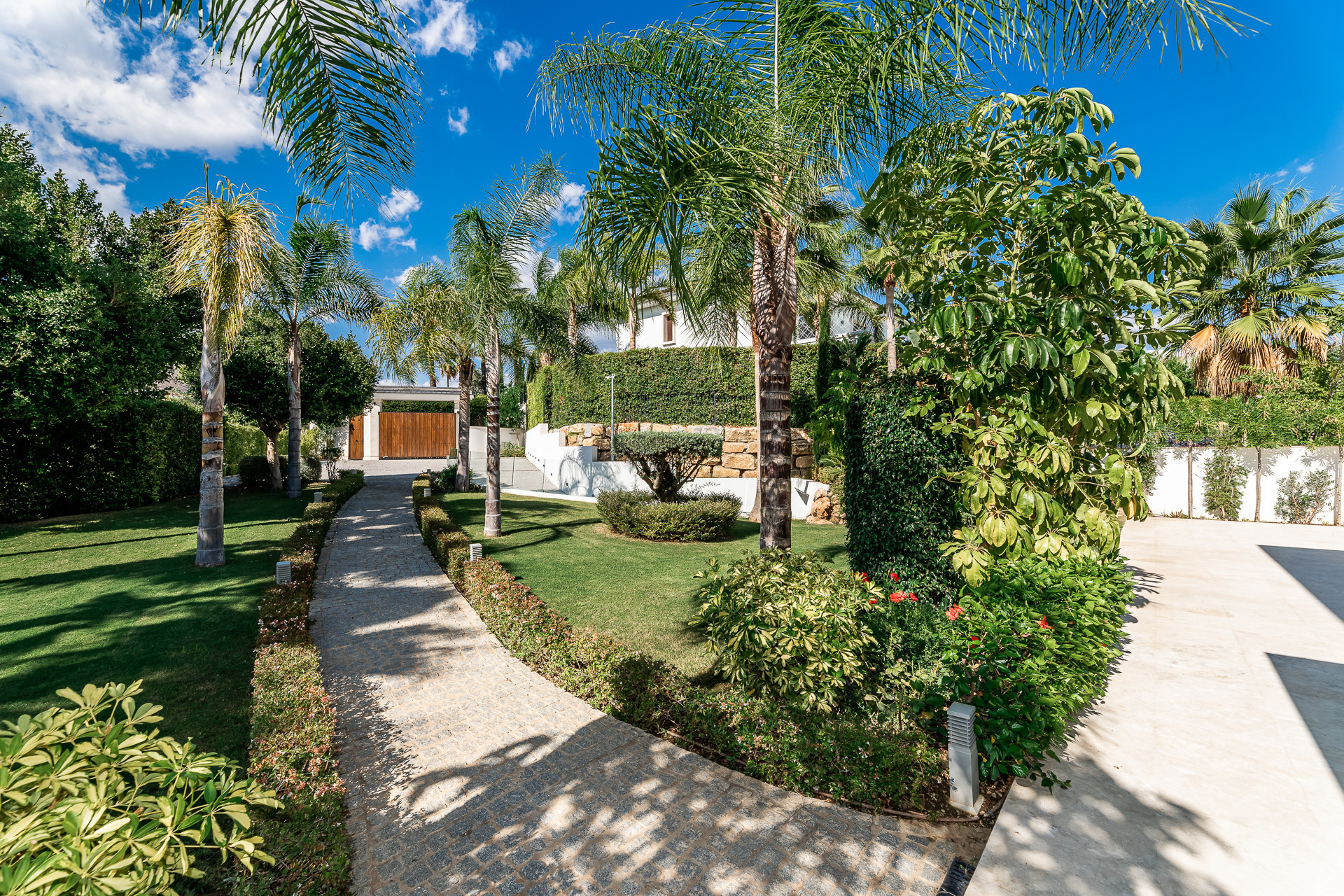 Impressive frontline golf villa in Los Naranjos Nueva Andalucía in Nueva Andalucia