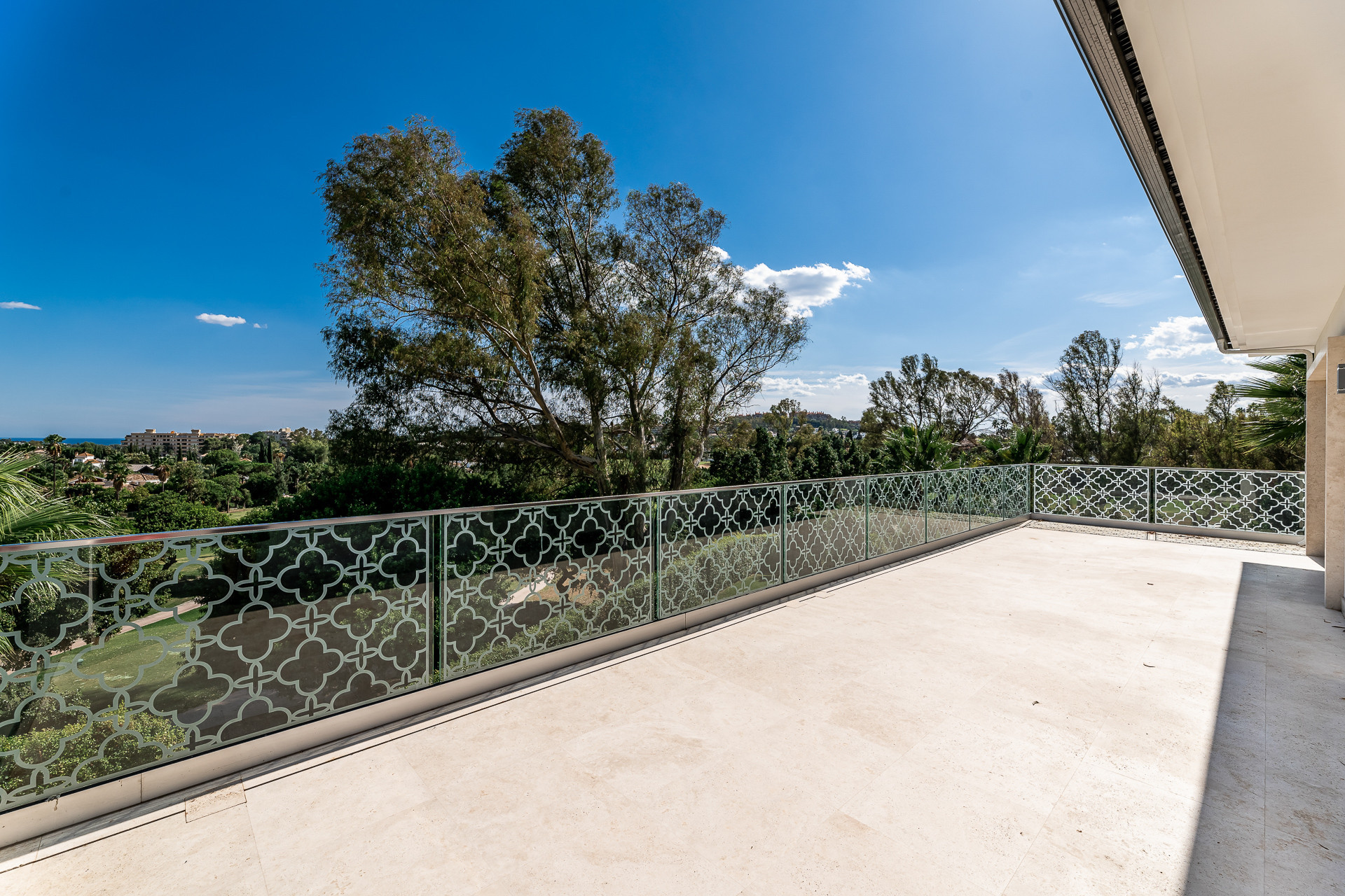 Impressive frontline golf villa in Los Naranjos Nueva Andalucía in Nueva Andalucia