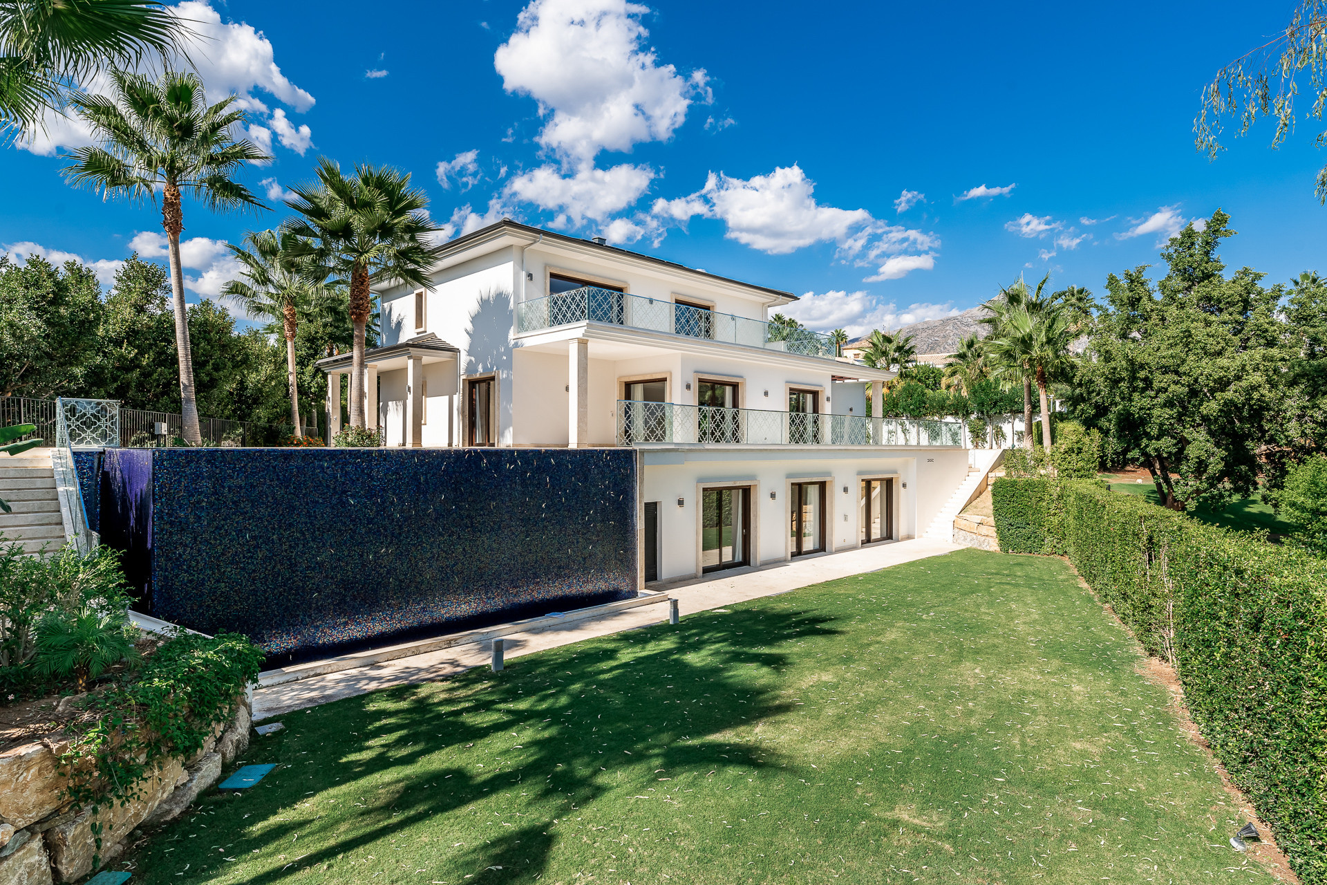 Impressive frontline golf villa in Los Naranjos Nueva Andalucía in Nueva Andalucia