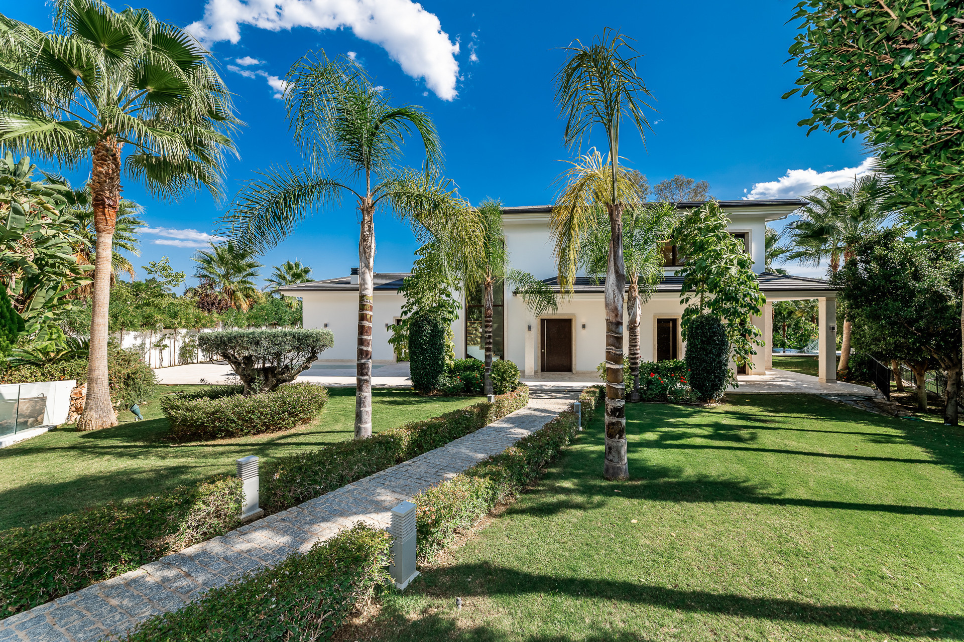 Impressive frontline golf villa in Los Naranjos Nueva Andalucía in Nueva Andalucia