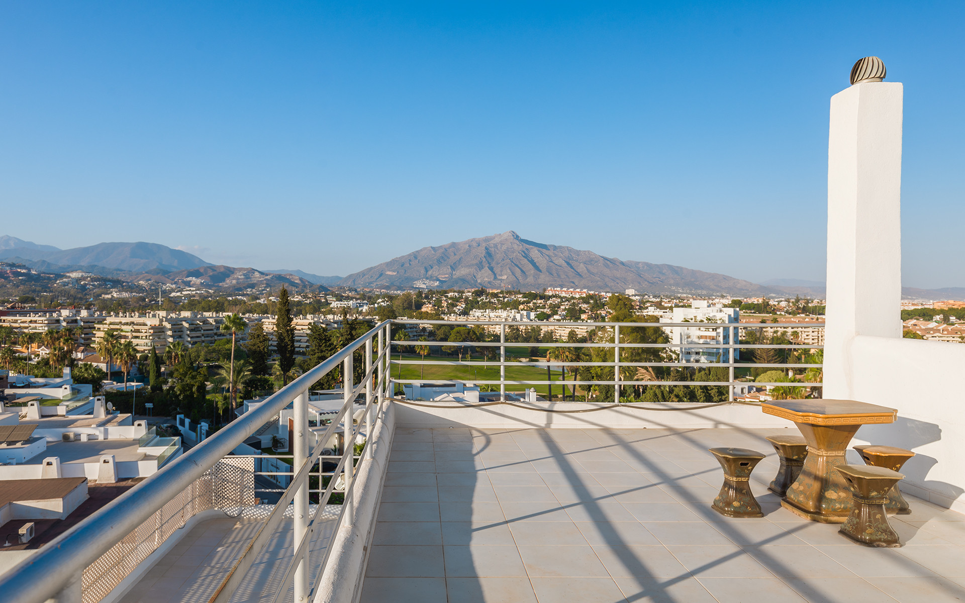 Huge penthouse at golf course in Guadalmina Alta in San Pedro de Alcantara