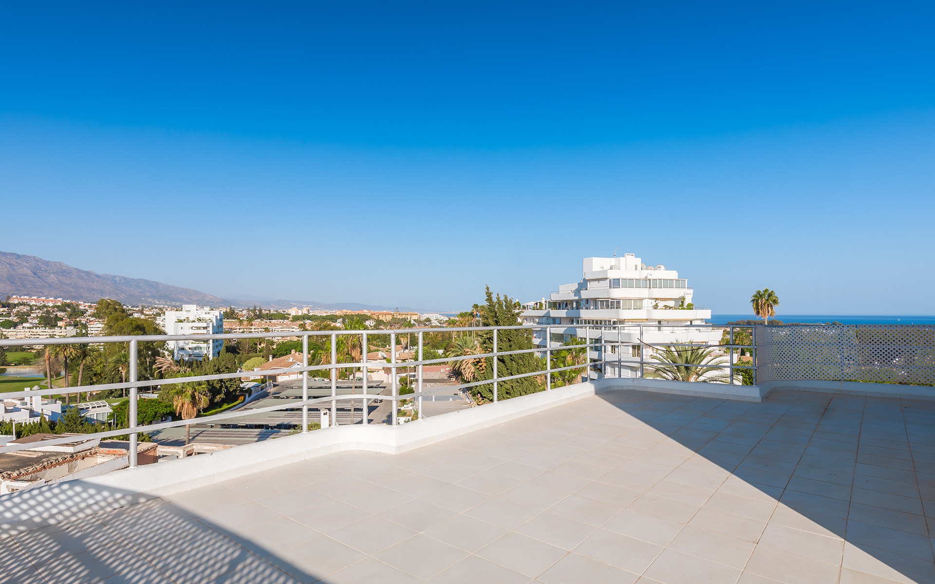 Huge penthouse at golf course in Guadalmina Alta in San Pedro de Alcantara