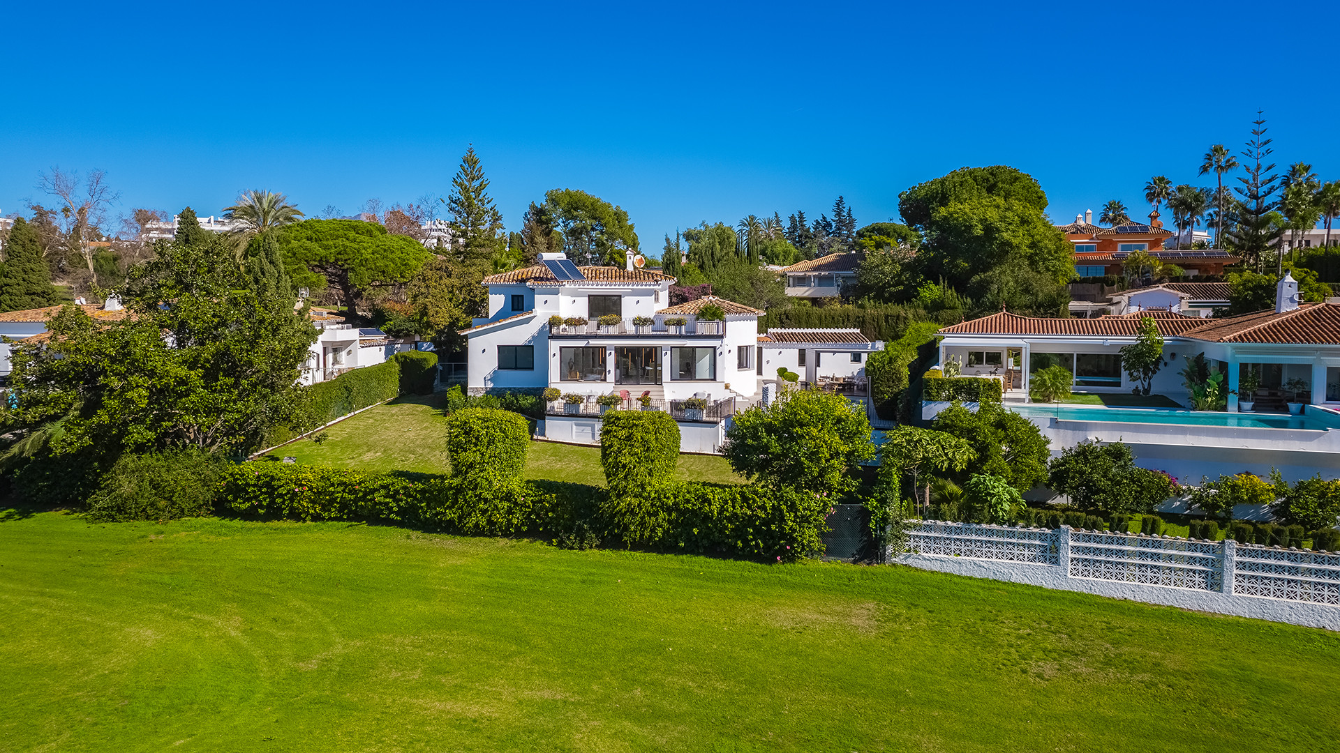 Villa en primera línea de golf totalmente renovada en Guadalmina Alta en San Pedro de Alcantara