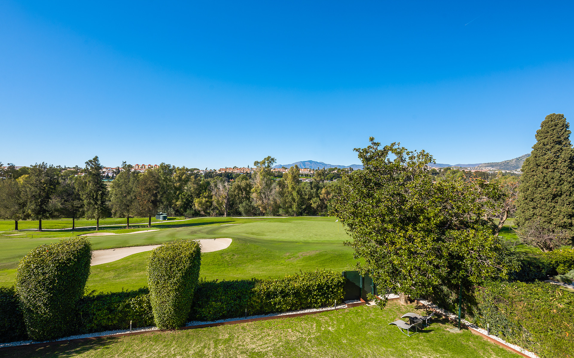 Villa en primera línea de golf totalmente renovada en Guadalmina Alta en San Pedro de Alcantara