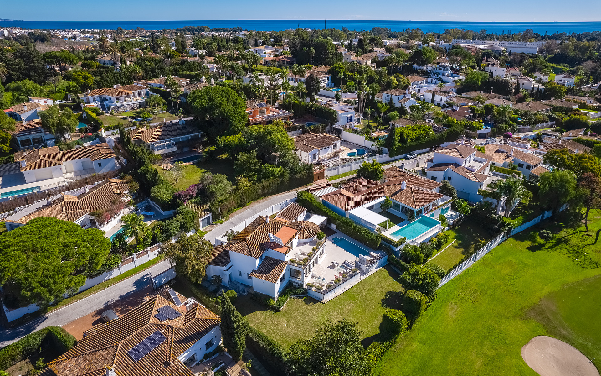 Villa en primera línea de golf totalmente renovada en Guadalmina Alta en San Pedro de Alcantara