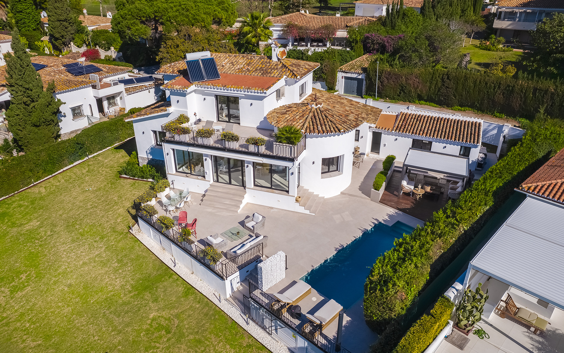 Villa en primera línea de golf totalmente renovada en Guadalmina Alta en San Pedro de Alcantara