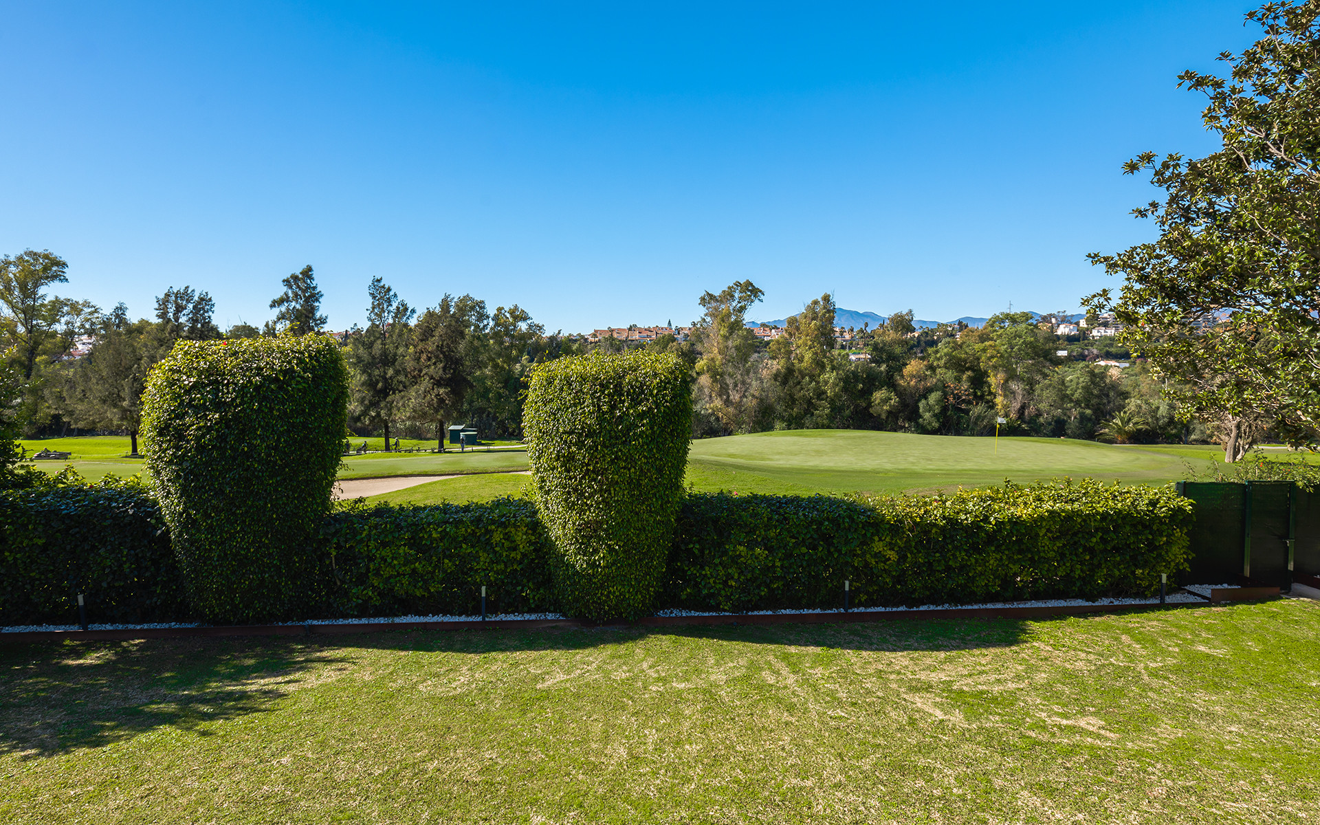 Villa en primera línea de golf totalmente renovada en Guadalmina Alta en San Pedro de Alcantara