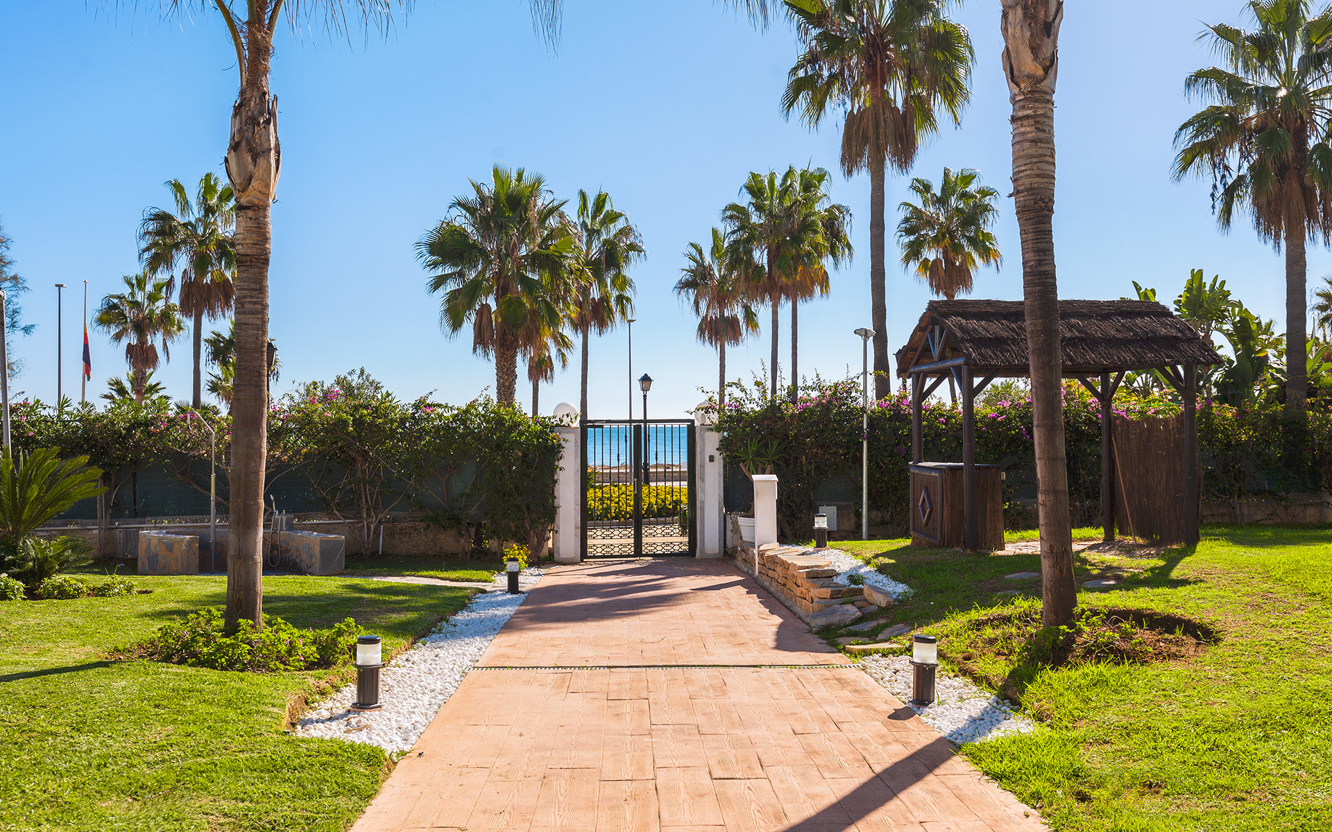 Large apartment in beachfront complex in Puerto Banús in Marbella