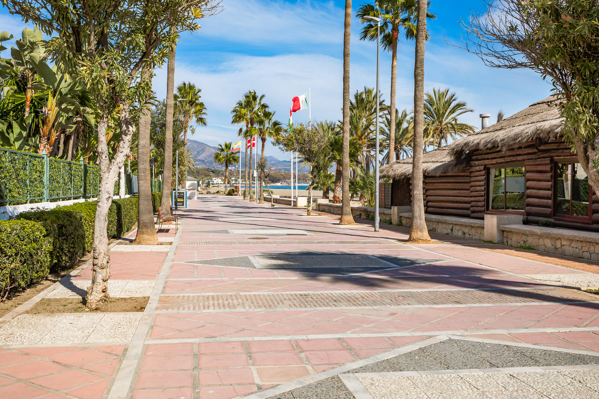 Large apartment in beachfront complex in Puerto Banús in Marbella