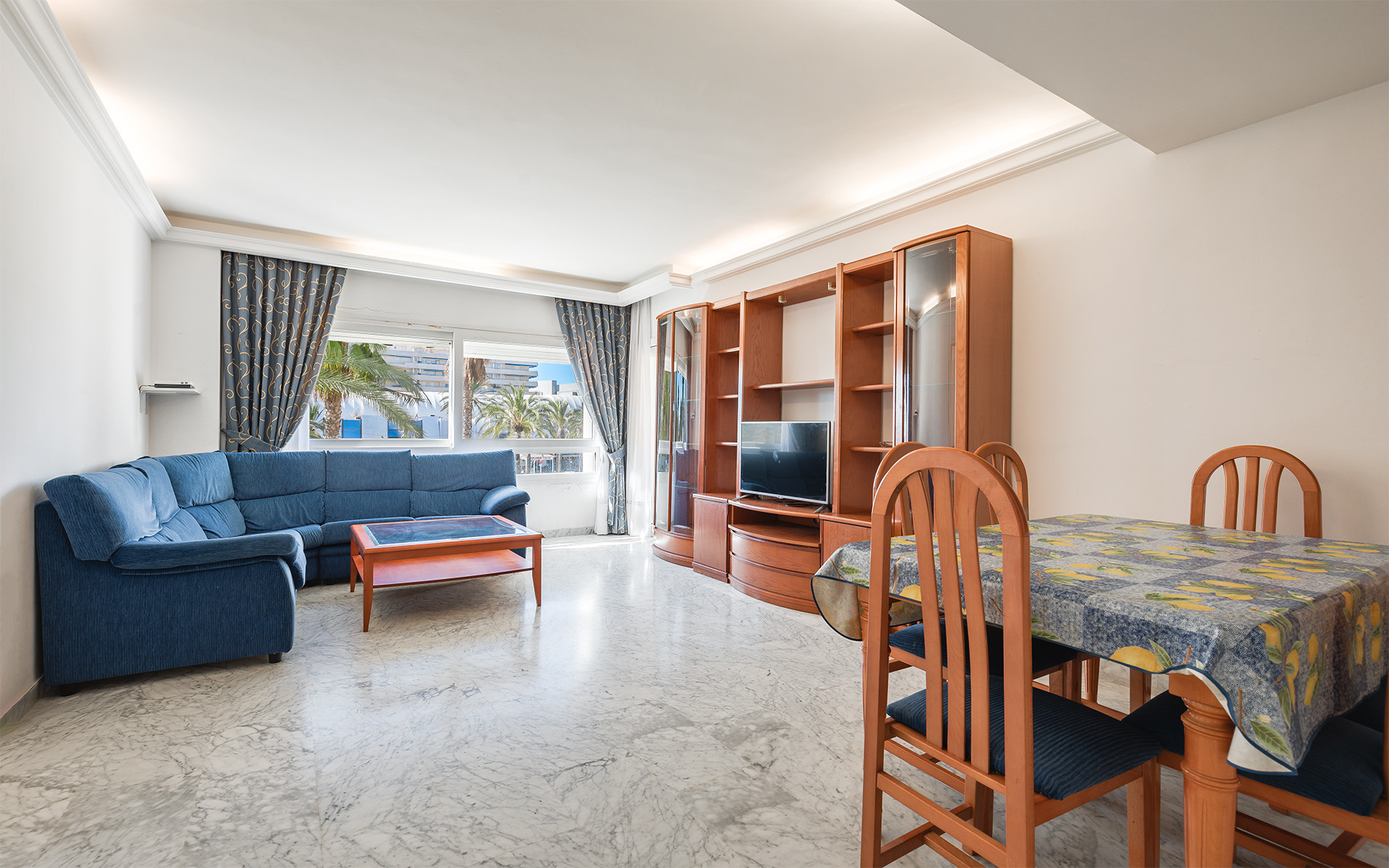 Large apartment in beachfront complex in Puerto Banús in Marbella