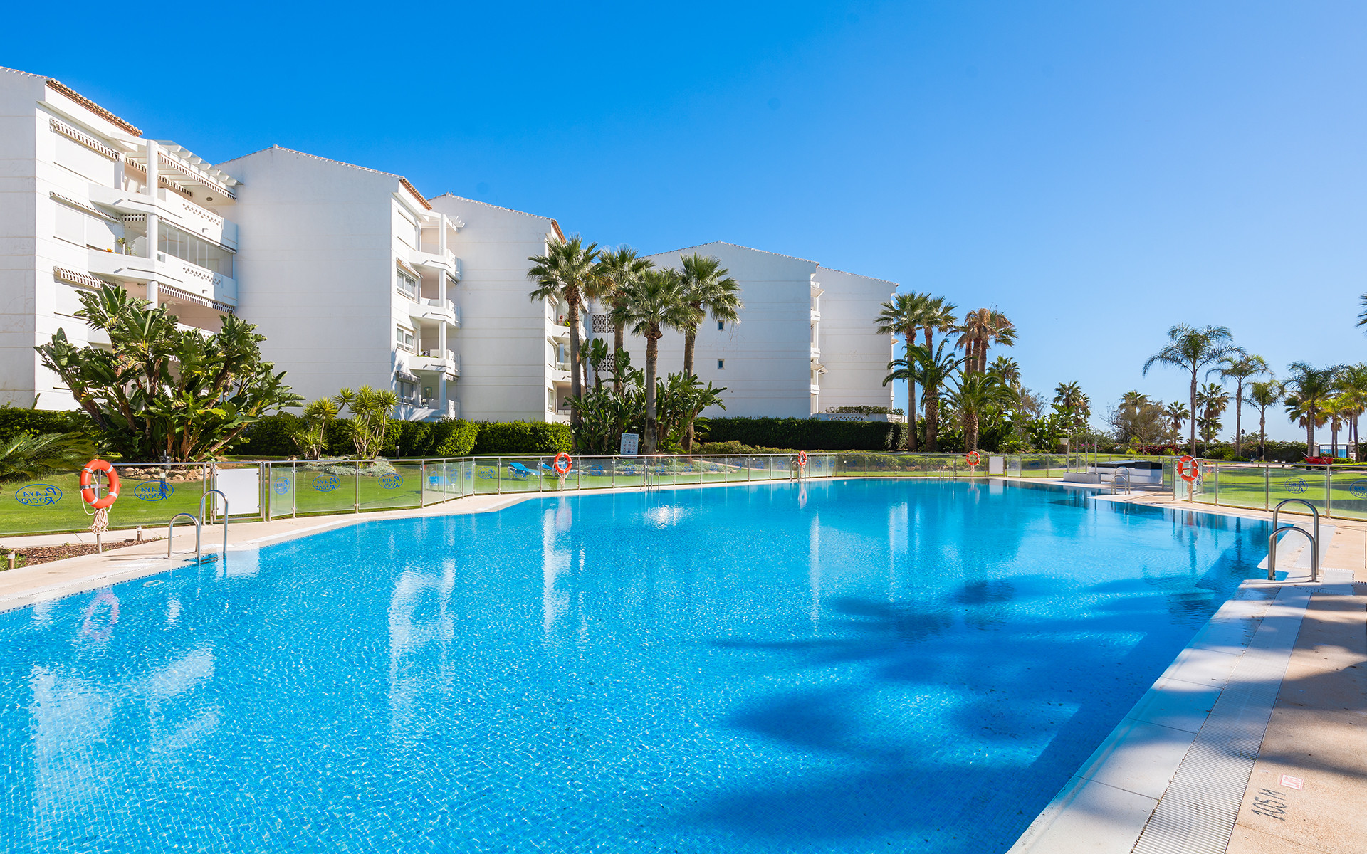 Large apartment in beachfront complex in Puerto Banús in Marbella